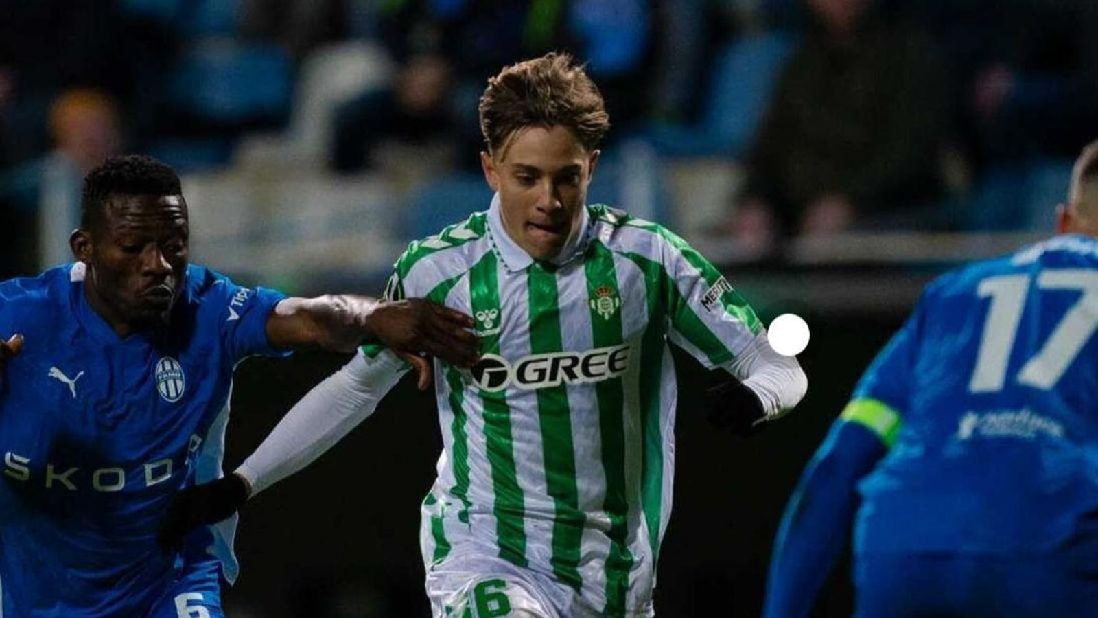 Jesús Rodríguez en una de las jugadas ante el Mladá Boleslav