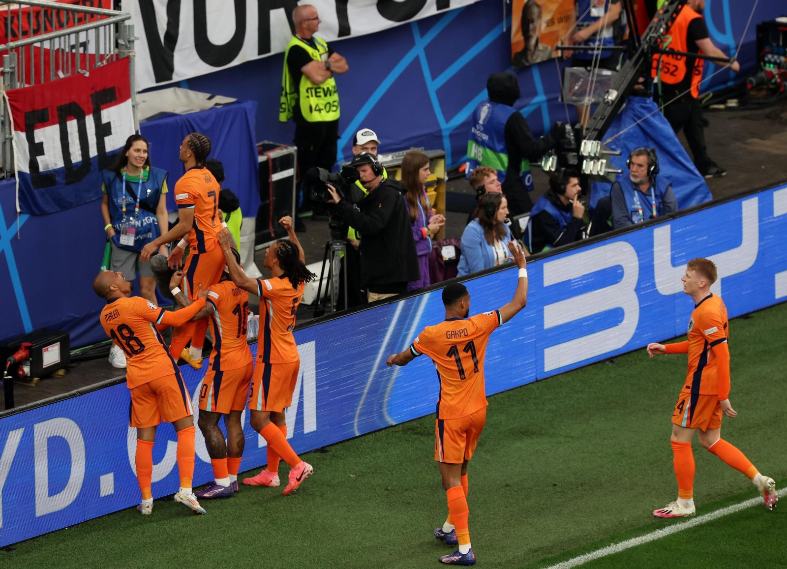 El combinado neerlandés celebra el gol de apertura de la segunda semifinal. Mohamed Messara.jpg El combinado neerlandés celebra el gol de apertura de la segunda semifinal. Mohamed Messara.jpg