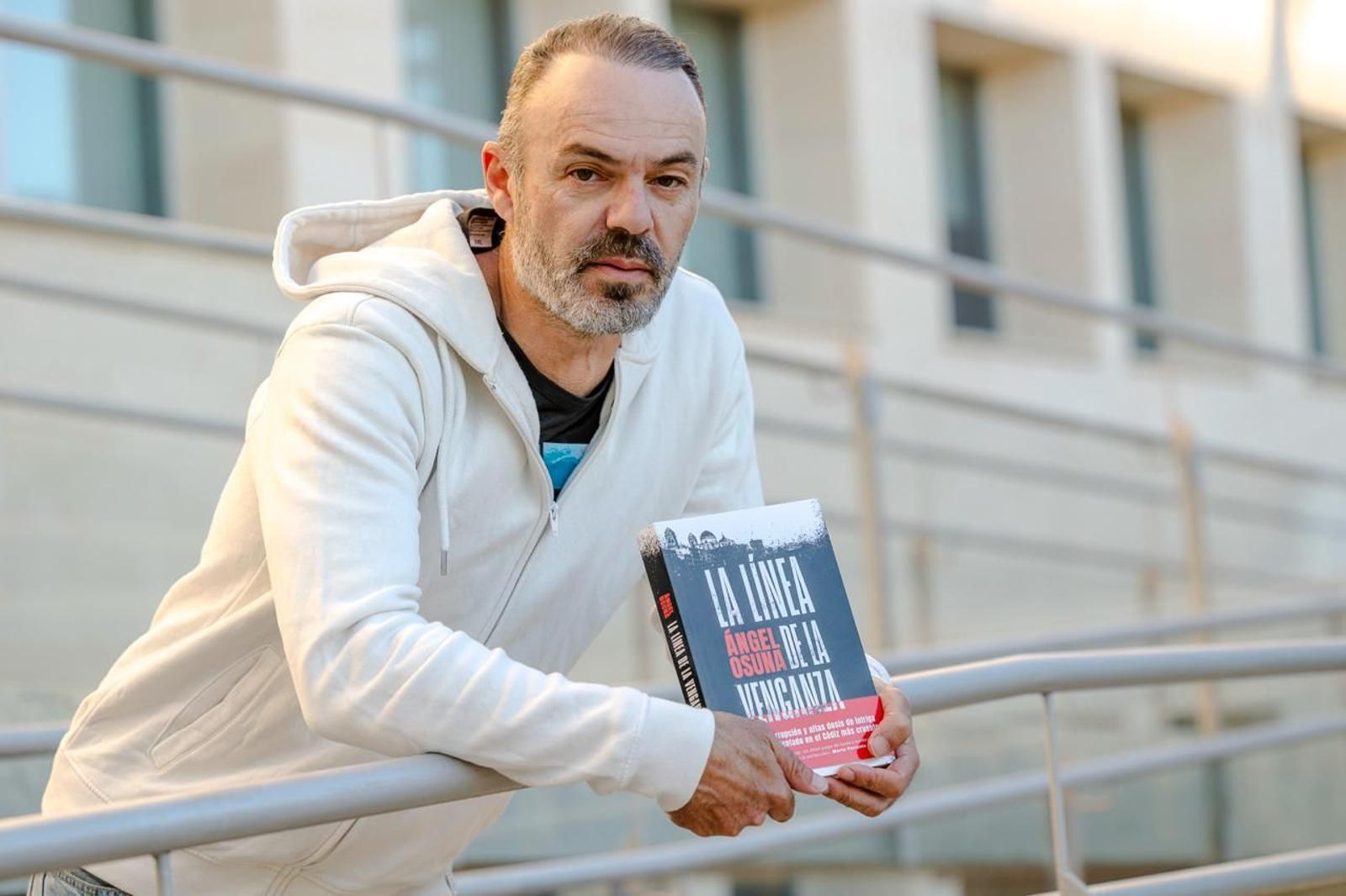 El escritor gaditano Ángel Osuna posa con su última novela este jueves en Cádiz.