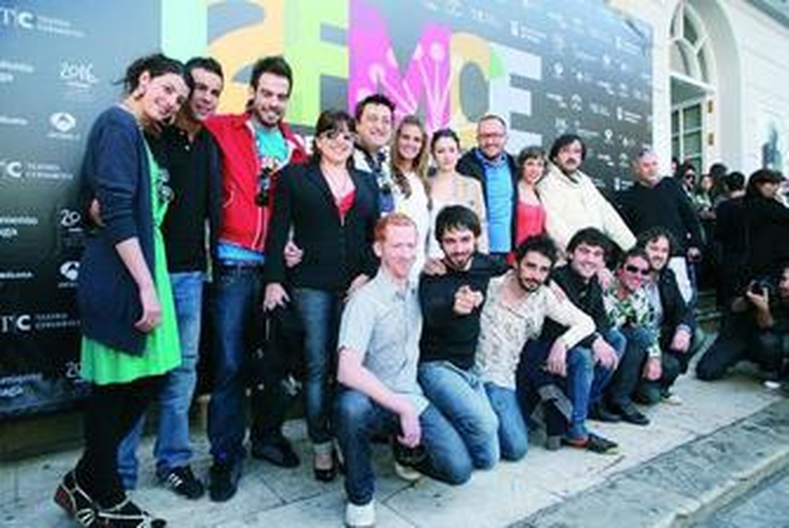 El equipo actoral de 'Fuga de cerebros', ayer en Málaga