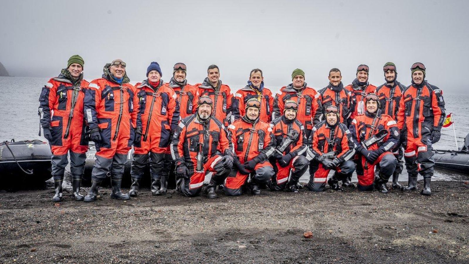 El ministro Pedro Duque con la comitiva de la visita a la isla Decepción.