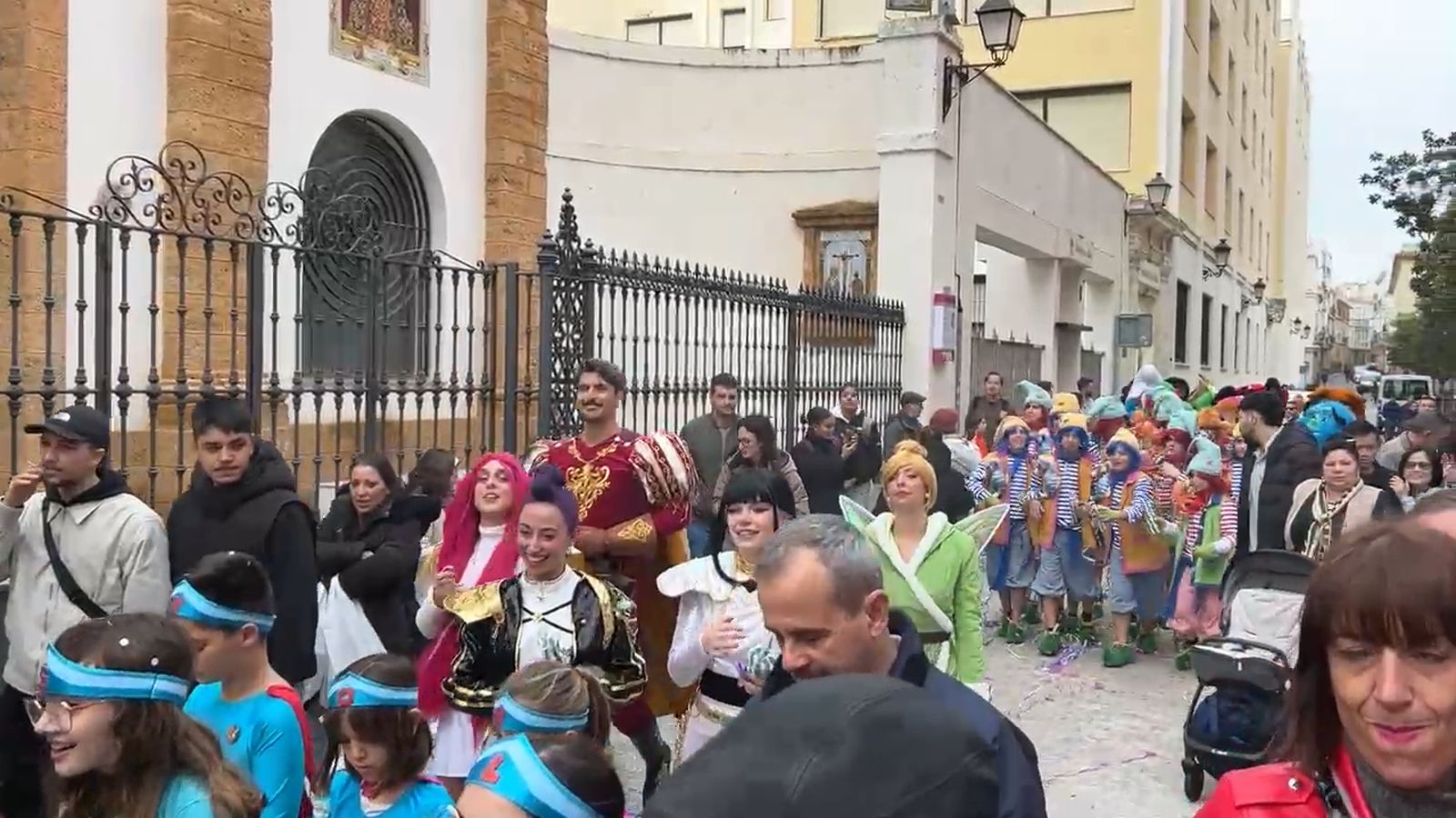 Cortejo de la pregonera infantil del Carnaval de Cádiz 2026