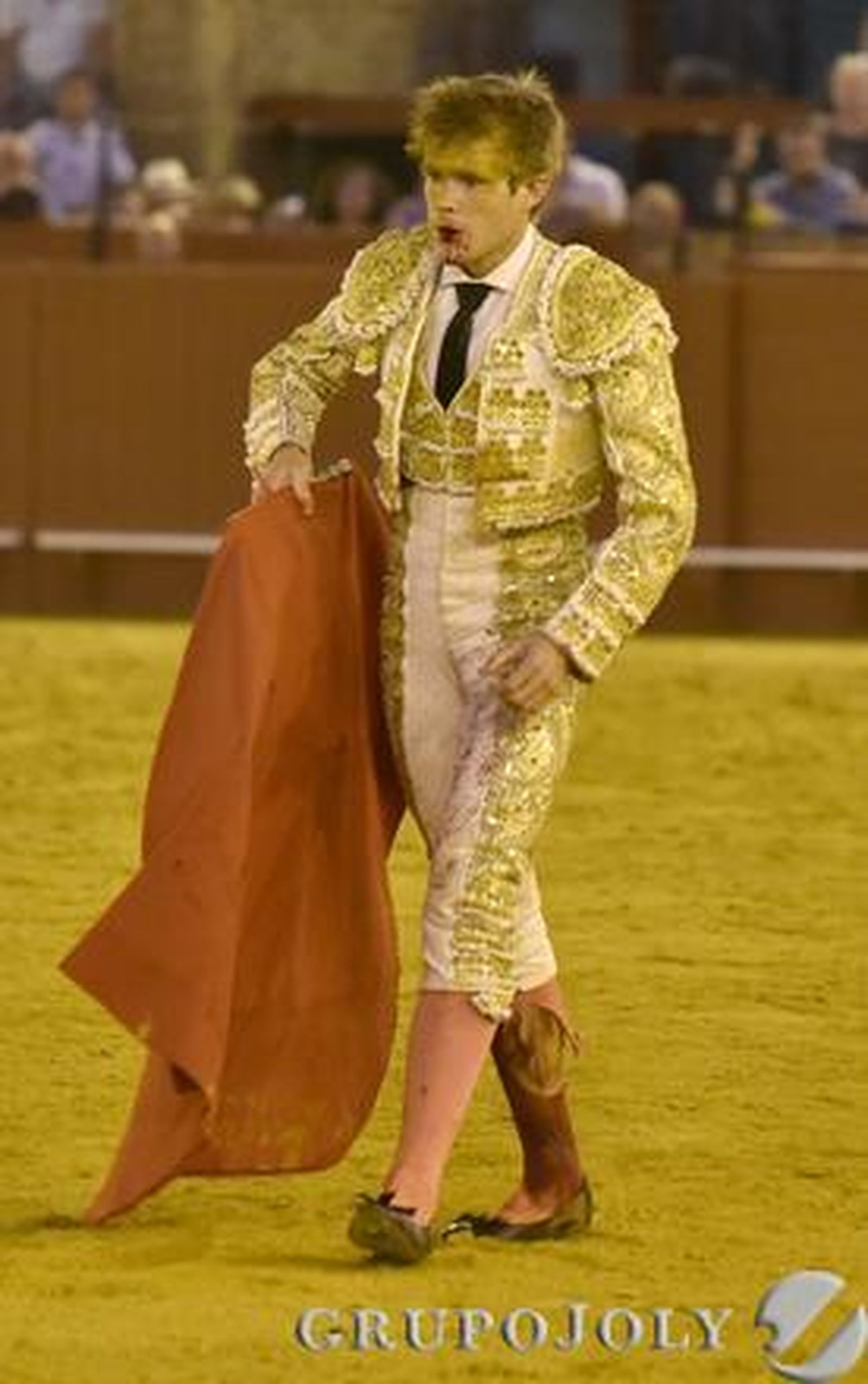 Javier Jiménez en el sexto toro./ Juan Carlos Vázquez