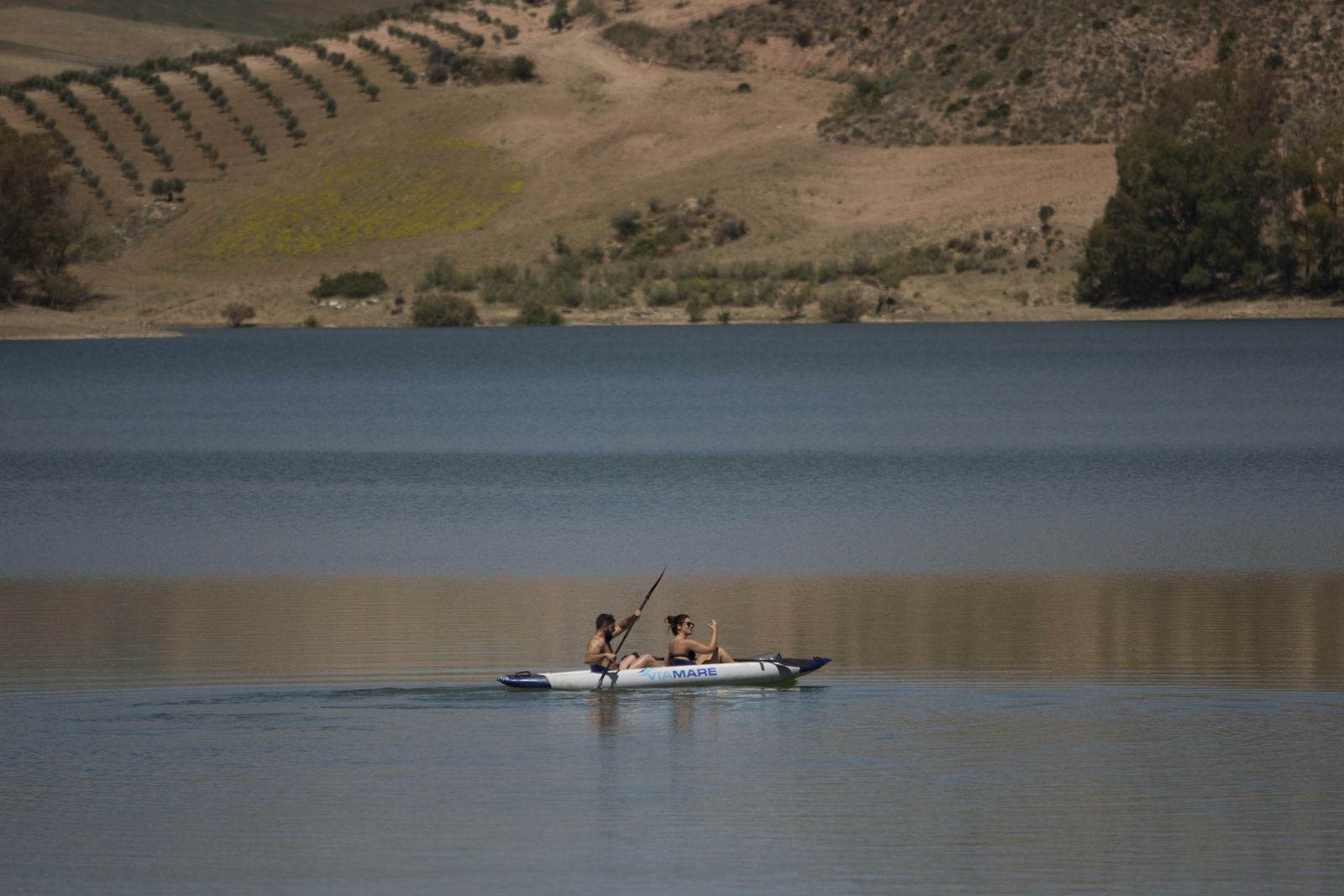 Dos bañistas navegando por el pantano Conde de Guadalhorce.