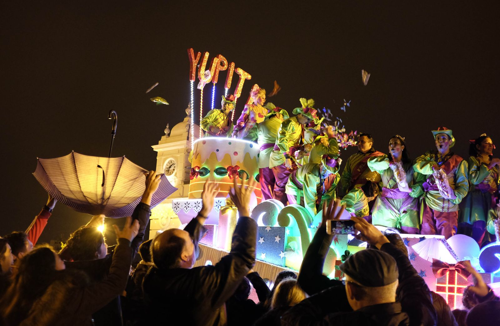 La cabalgata adquiere su mayor belleza cuando se encienden las luces de las carrozas.