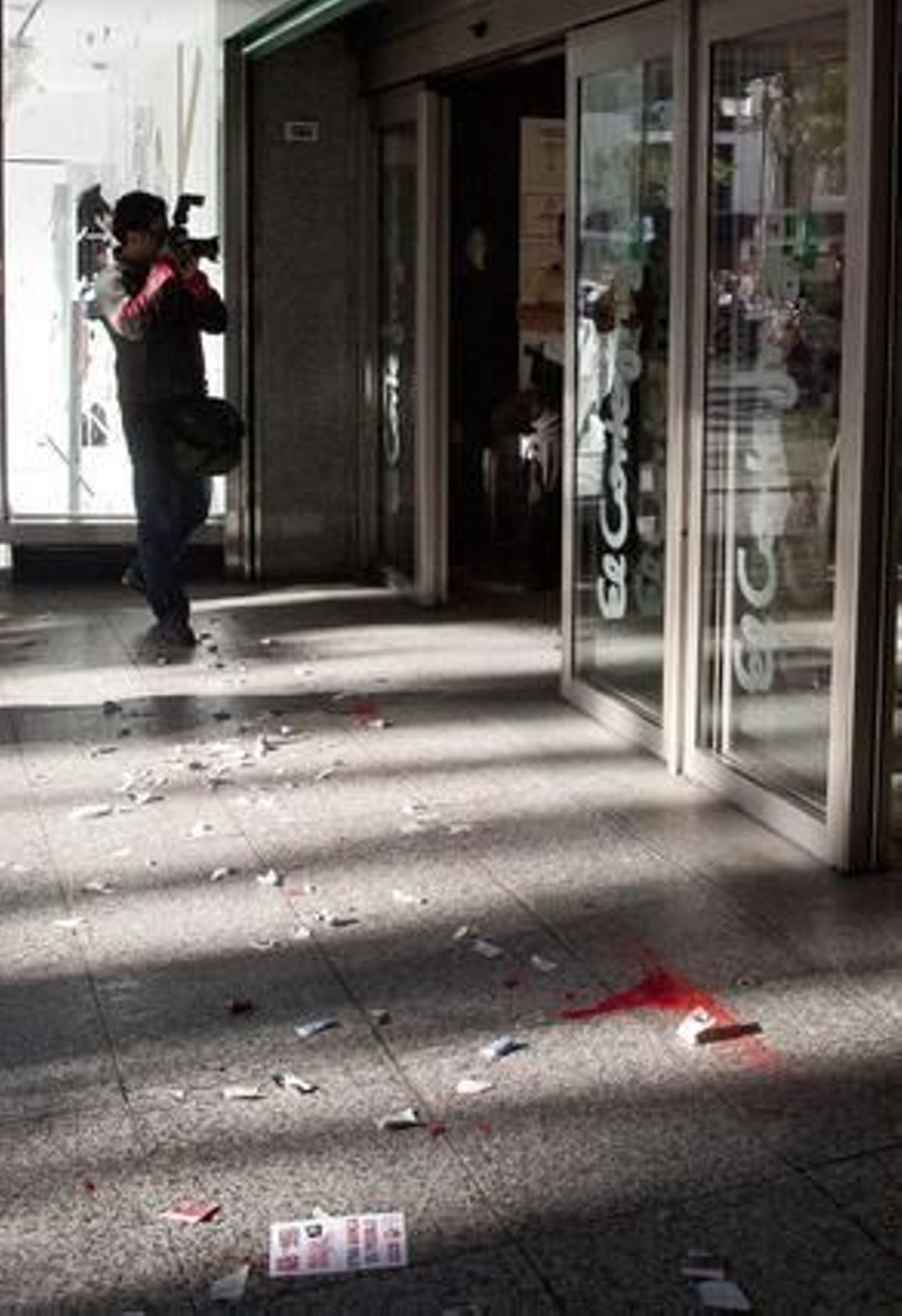Los manifestantes lanzan pinturas a la fachada de El Corte Inglés, en la Plaza del Duque.

Foto: Jaime Martínez