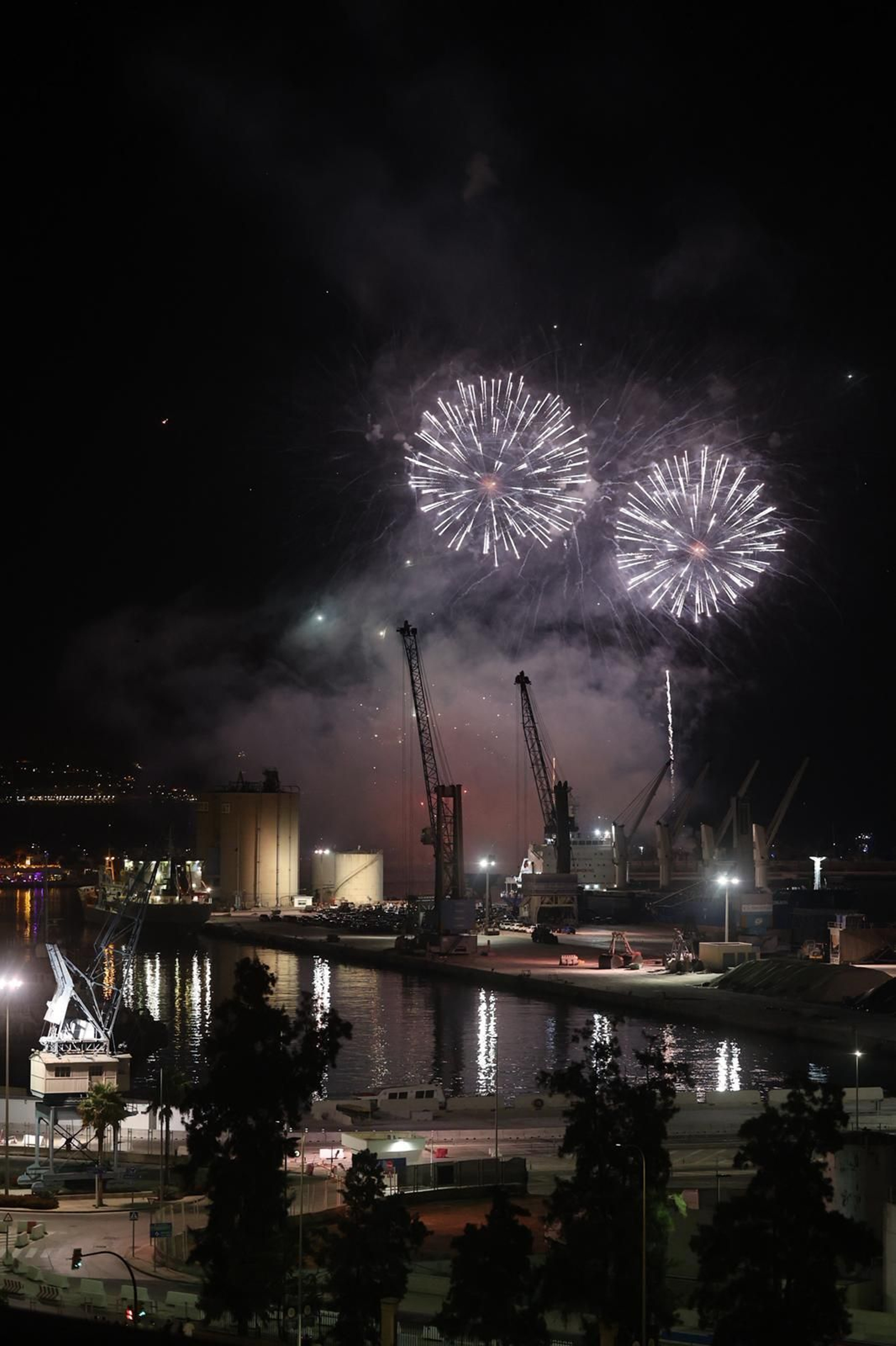 El show de drones y fuegos que da la bienvenida a la Feria de Málaga, en imágenes