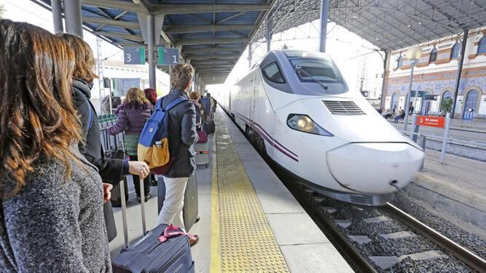 Llegada de un tren Alvia a la estación de Jerez.