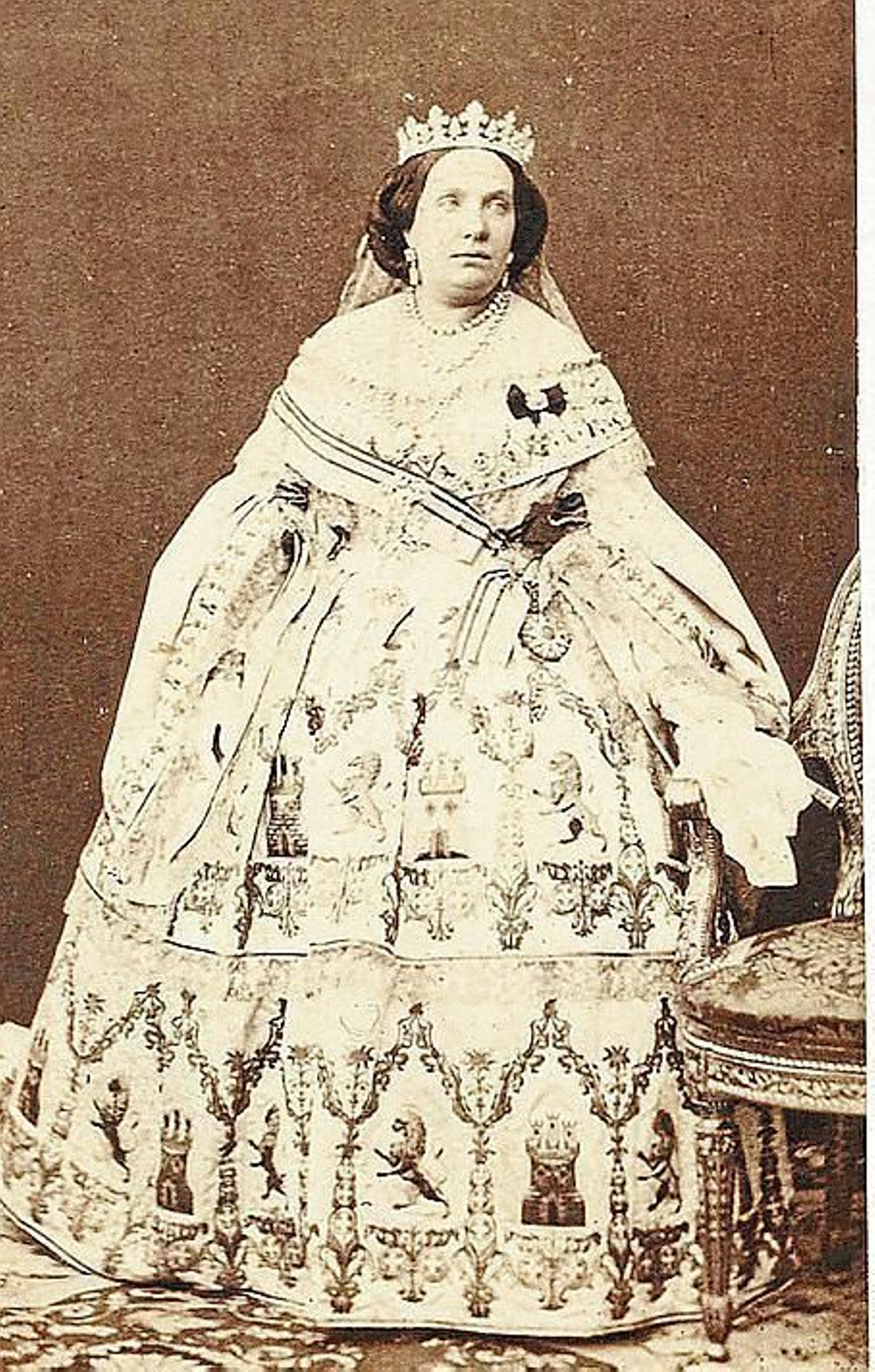 Isabel II con el vestido que luego regalaría a la Virgen de los Reyes y del que salió el conjunto blanco de castillo y leones.