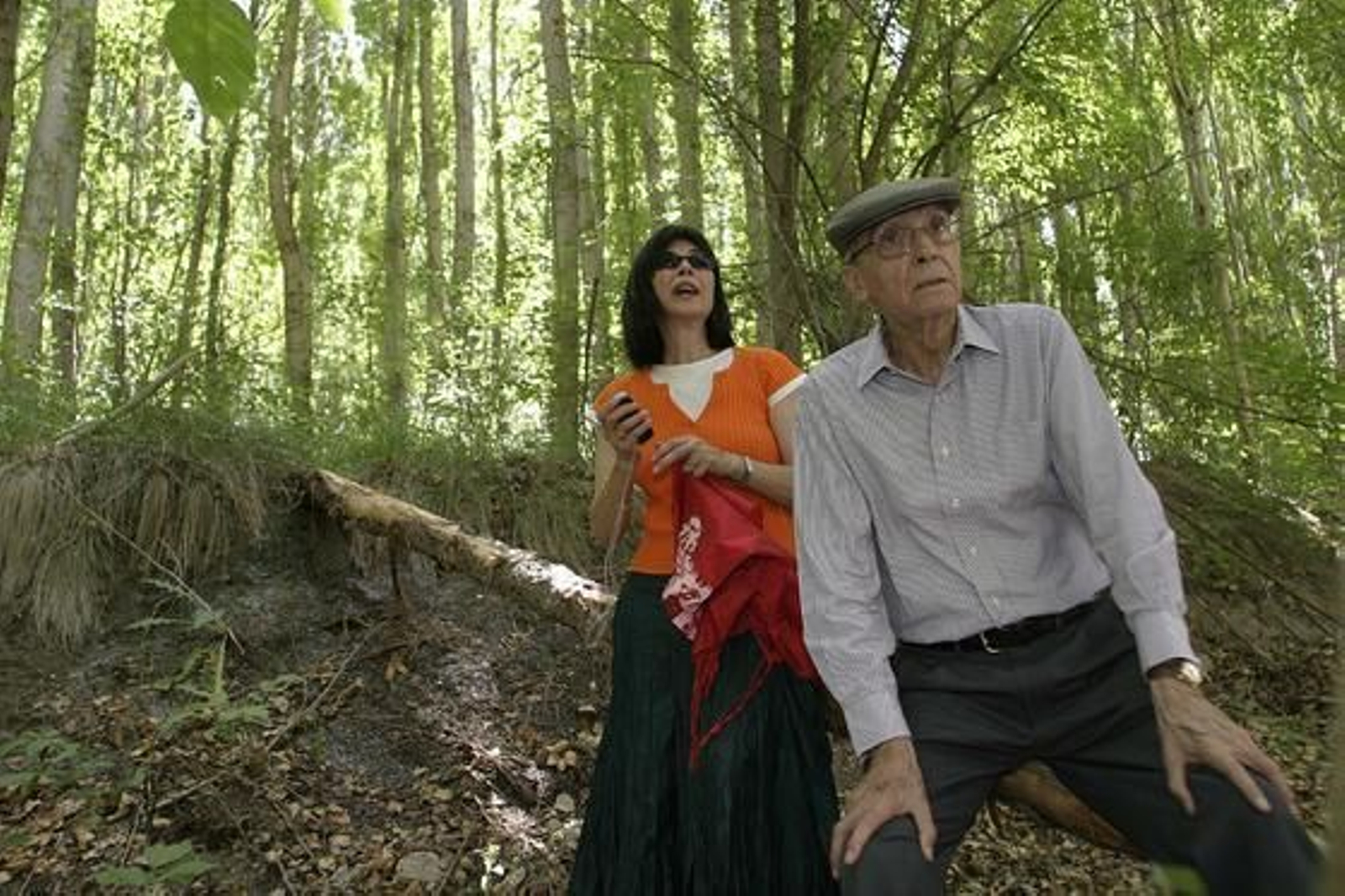 Saramago, con su esposa en los alrededores de Castril. / Miguel Rodríguez

Foto: Varios