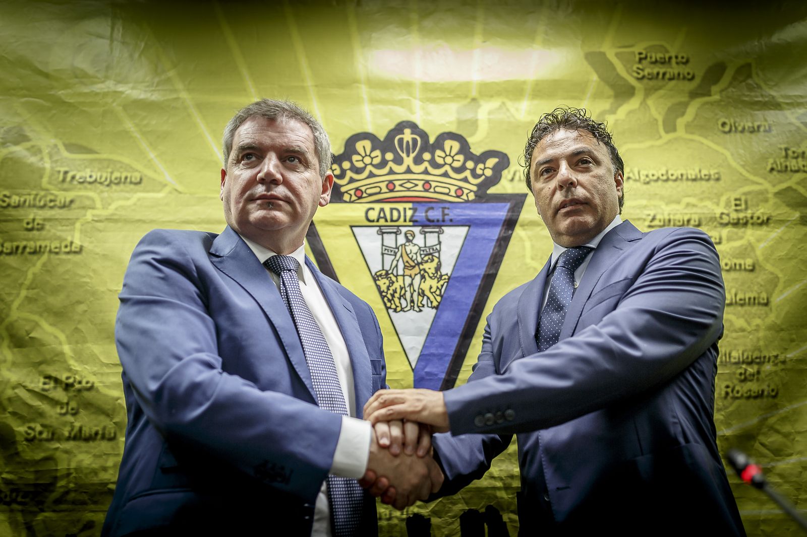 Vizcaíno y Pina hacen piña con sus manos el 3 de agosto de 2016, un día después del regreso de Calambur.