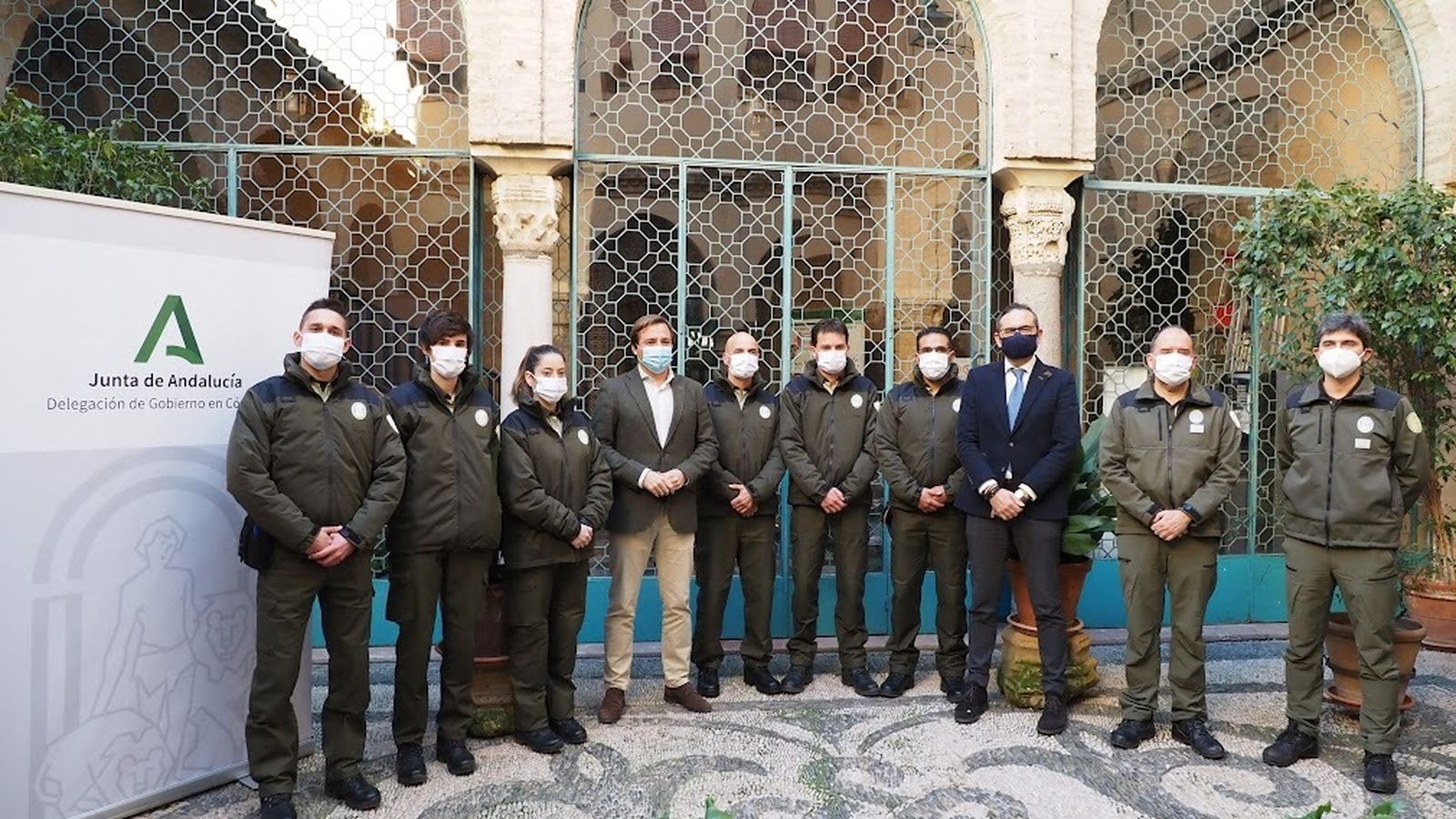 Antonio Repullo y Giuseppe Aloisio con los agentes de Medio Ambiente.