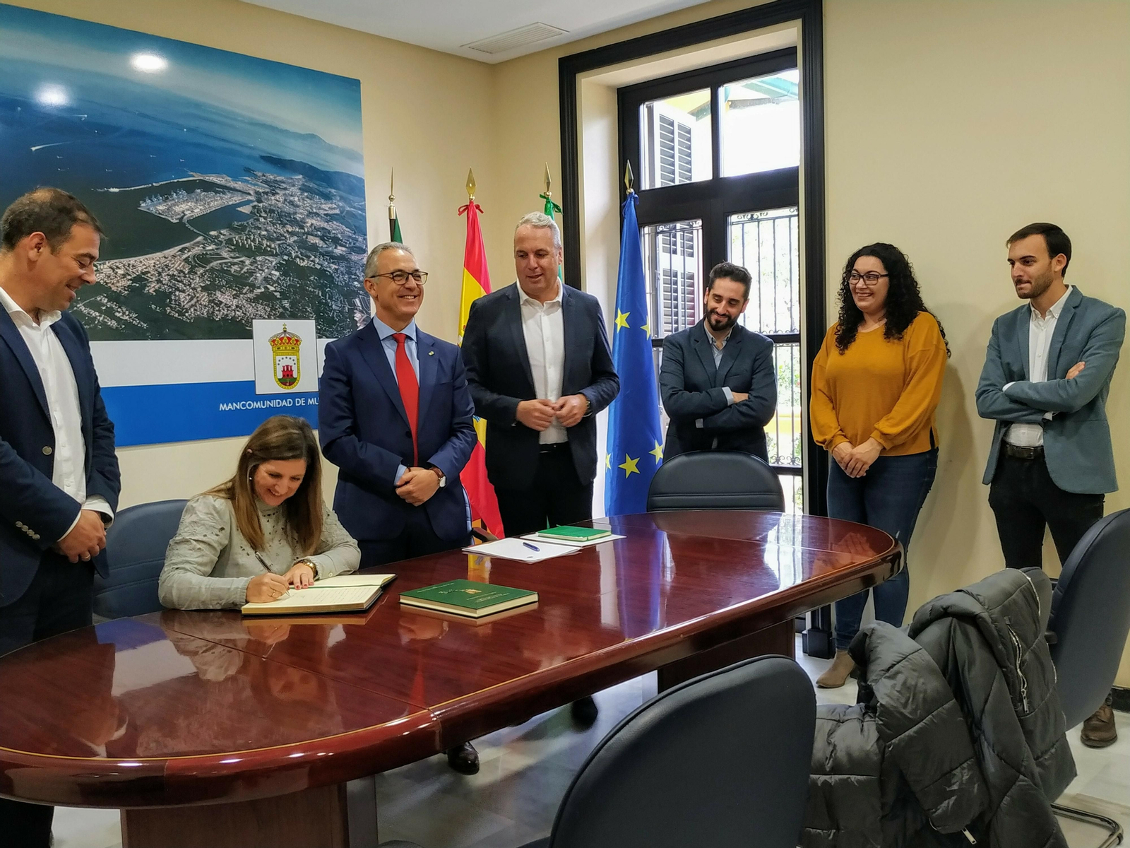 Irene García, presidenta de la Diputación, firma en el libro de honor de la Mancomunidad.