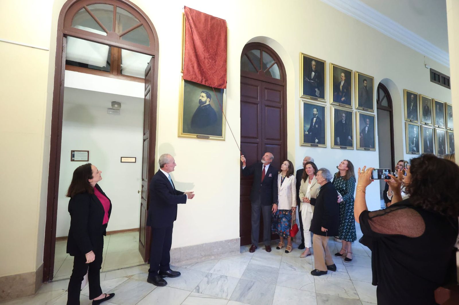 El Ayuntamiento de Málaga incorpora el retrato de Alarcón Luján a la galería de alcaldes, en imágenes