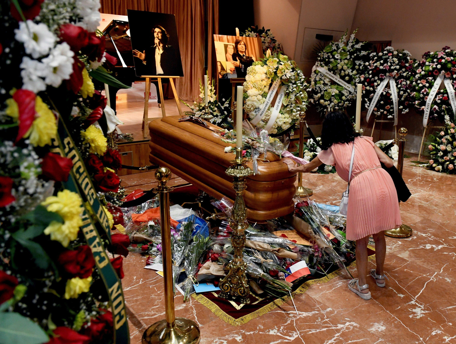 Las imágenes de la capilla ardiente de Camilo Sesto