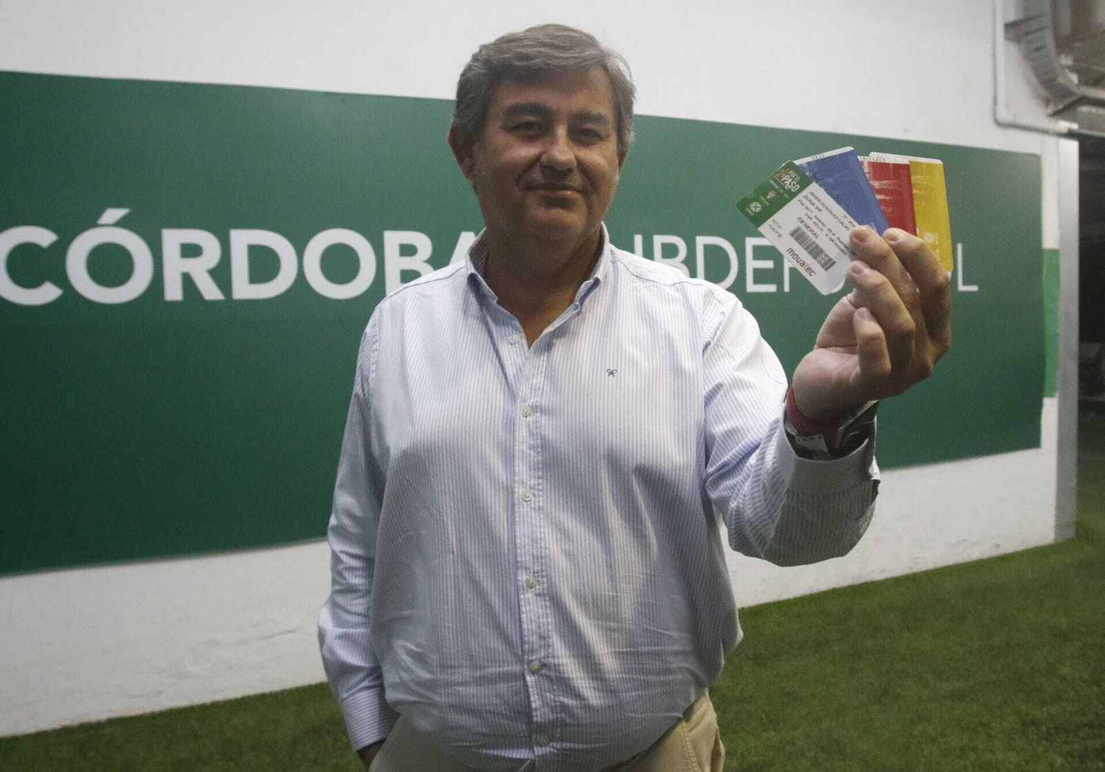 Javier González Calvo posa con los diferentes carnés de la próxima temporada.