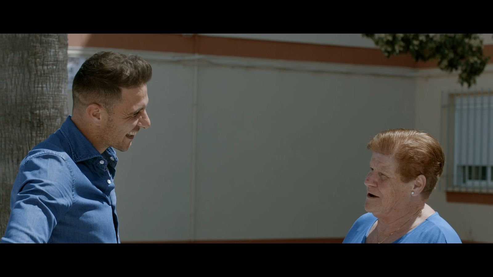 El futbolista, charlando con una de sus antiguas vecinas de Fermesa.