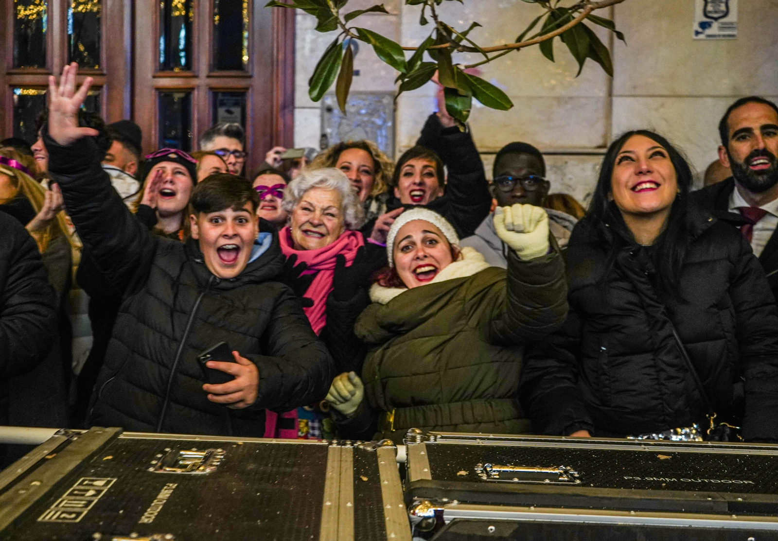 Así se vivieron las campanadas en la Plaza del Carmen de Granada: uvas y fiesta para recibir a 2024