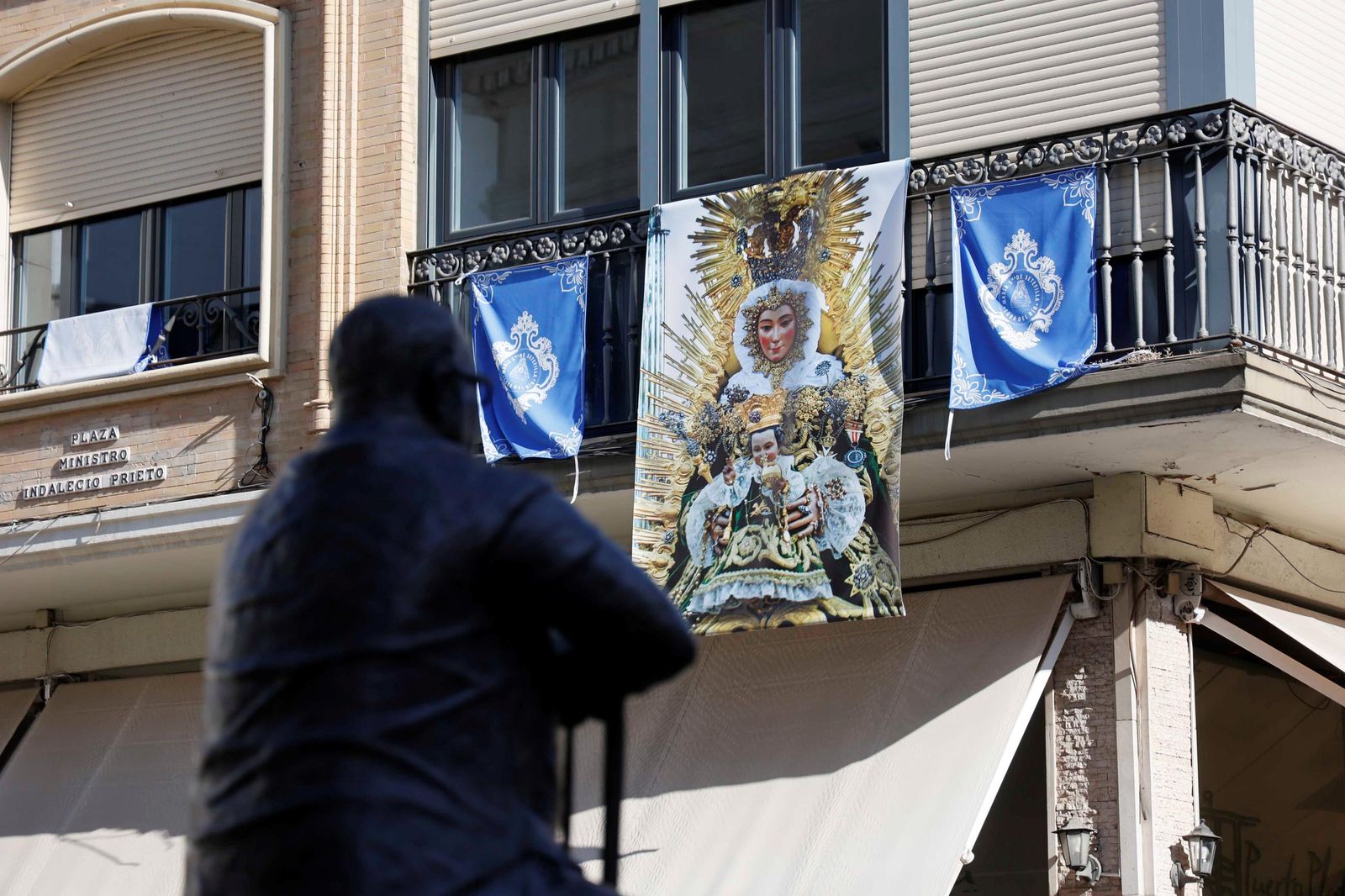 Balcones adornados en la plaza Ministro Indalecio Prieto