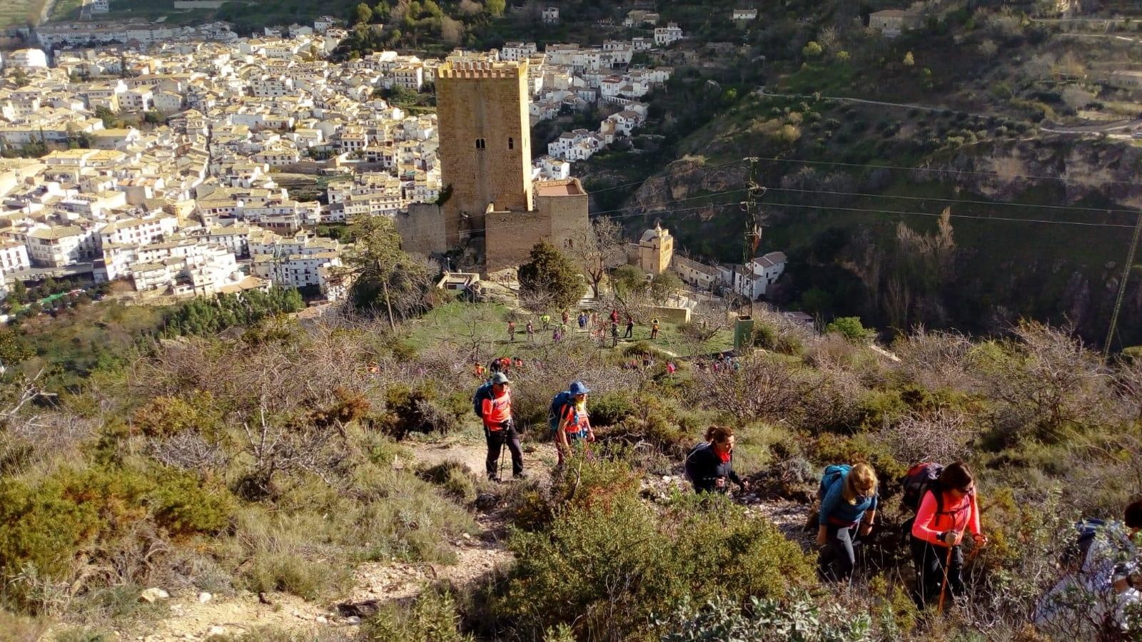 Ruta senderista en Cazorla junto al Castillo de la Yedra.