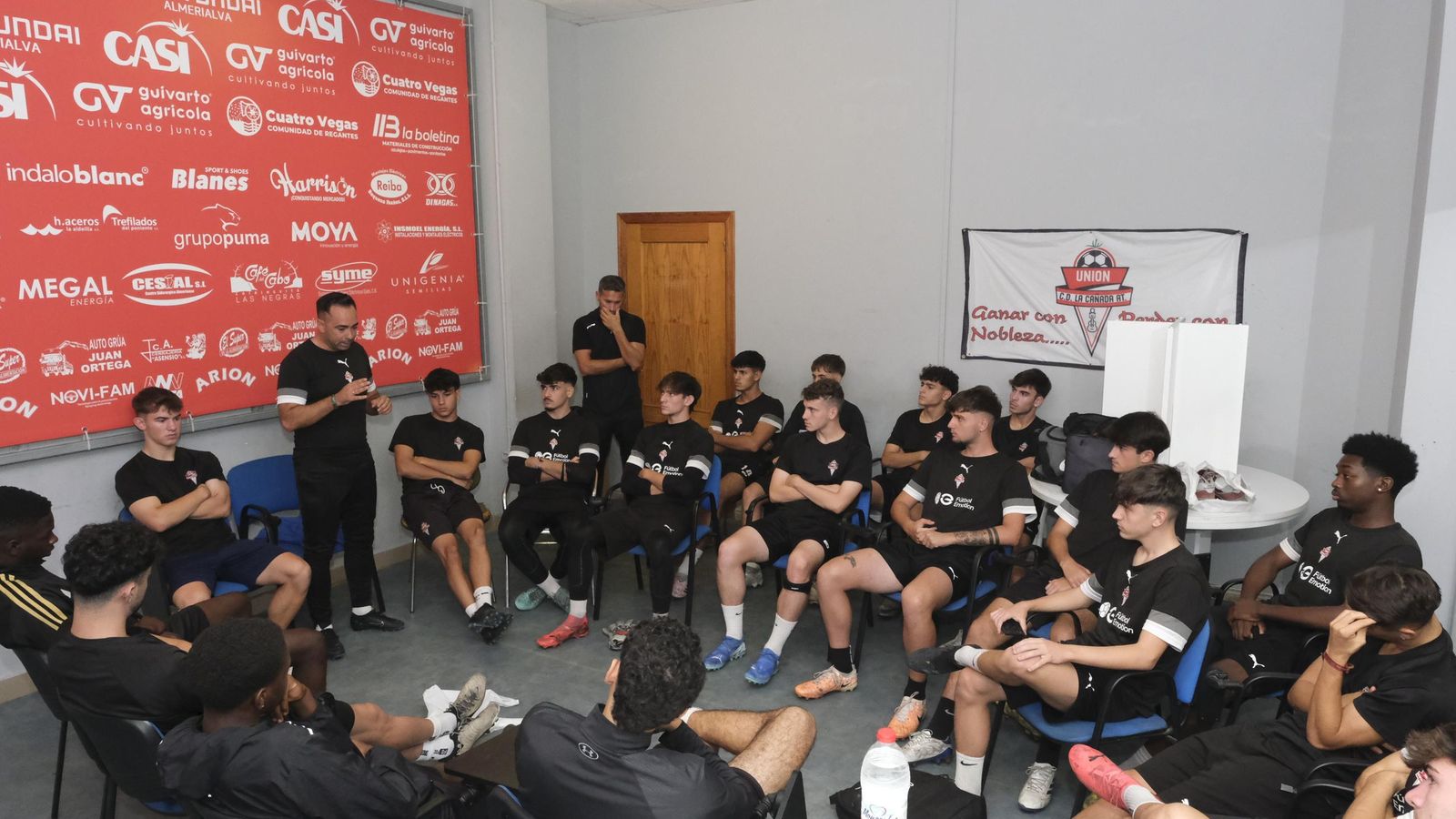 Juan Carlos Zumaquero da una charla a sus jugadores antes del comienzo de uno de los entrenamientos de los cañaeros.