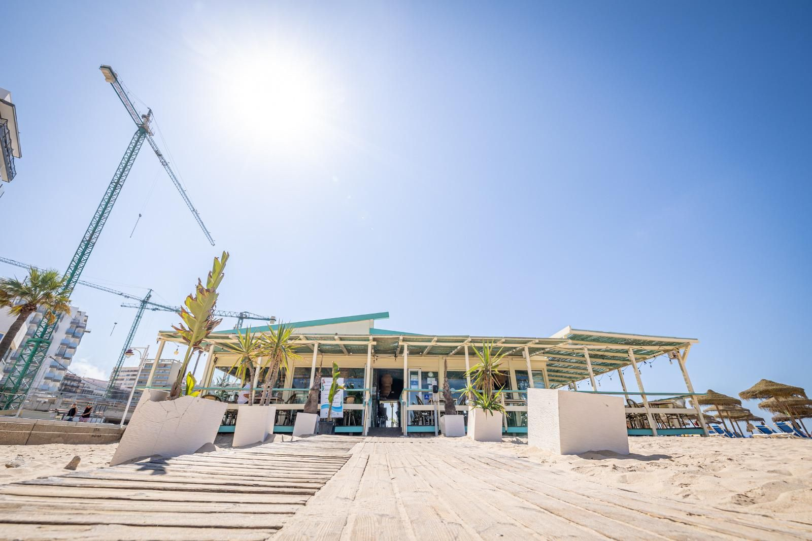 Uno de los chiringuitos actualmente instalados en la Playa de La Victoria, de Cádiz.