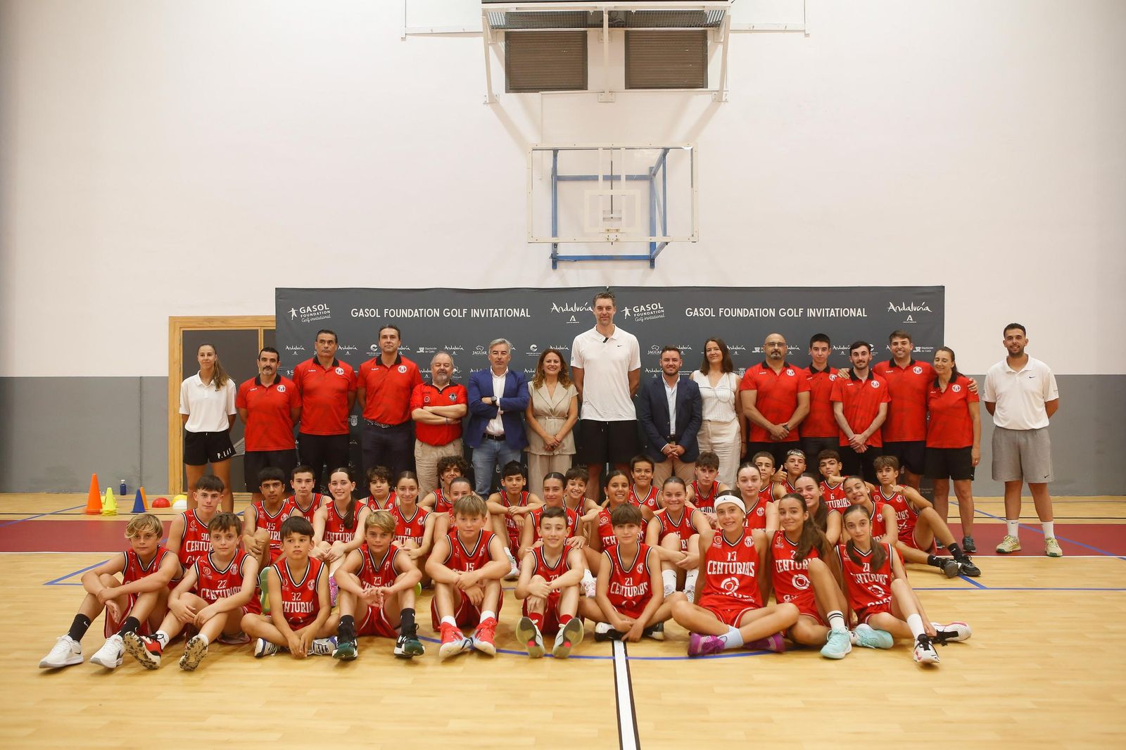 Fotos del encuentro de Pau Gasol con niños en el pabellón de San Roque