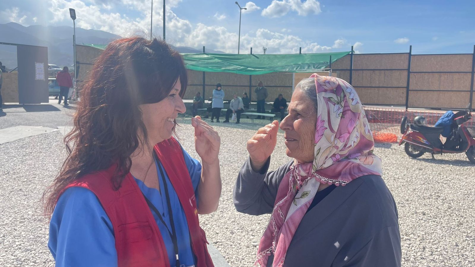 Yolanda López junto a la señora que conoció en Turquía.