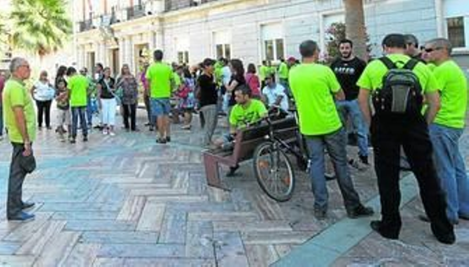 Concentración de trabajadores de Ence en la plaza de la Constitución de Huelva. Concentración de trabajadores de Ence en la plaza de la Constitución de Huelva.