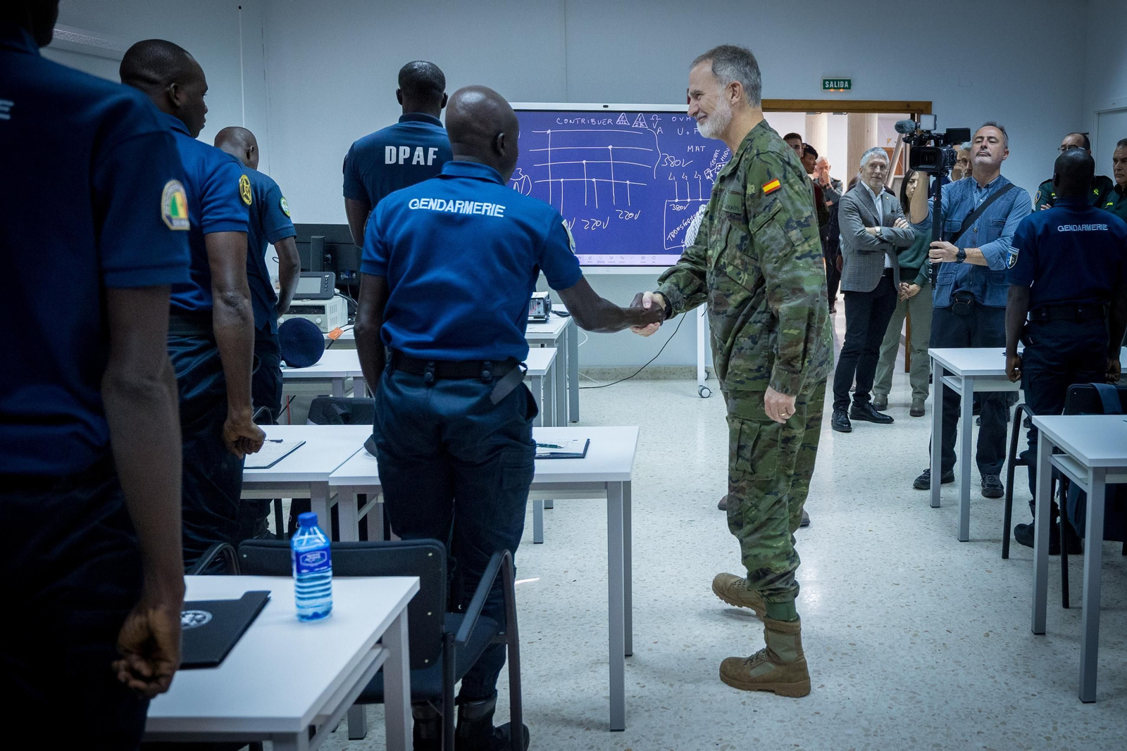 Las imágenes de la visita del Rey a la Guardia Civil de Cádiz