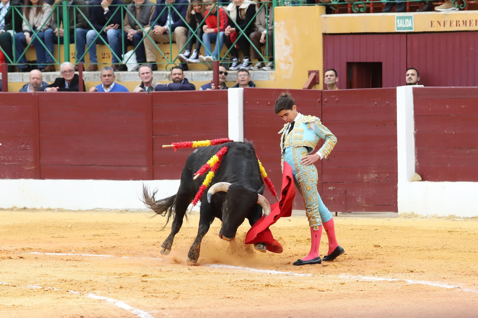 Imágenes de la novillada previa a la Semana Santa en la plaza de toros de La Línea