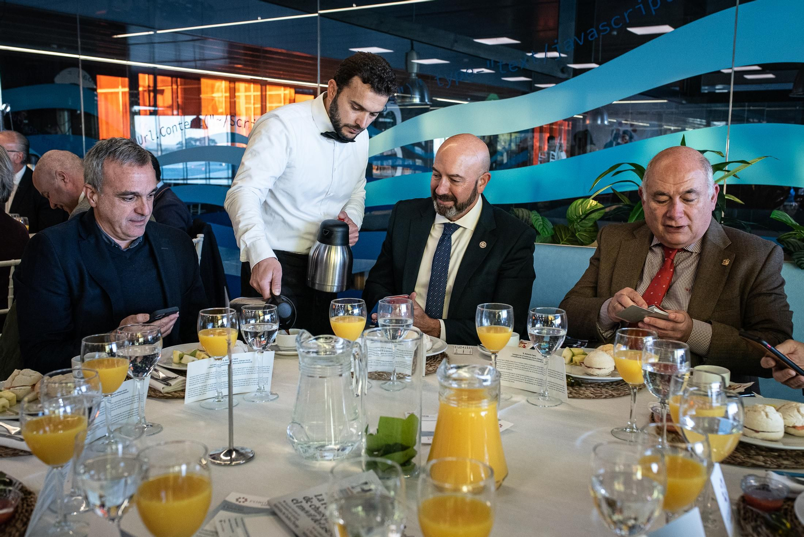 Imágenes de los invitados a la conferencia y desayuno-coloquio con Antonio Sanz en el Foro Joly Andalucía
