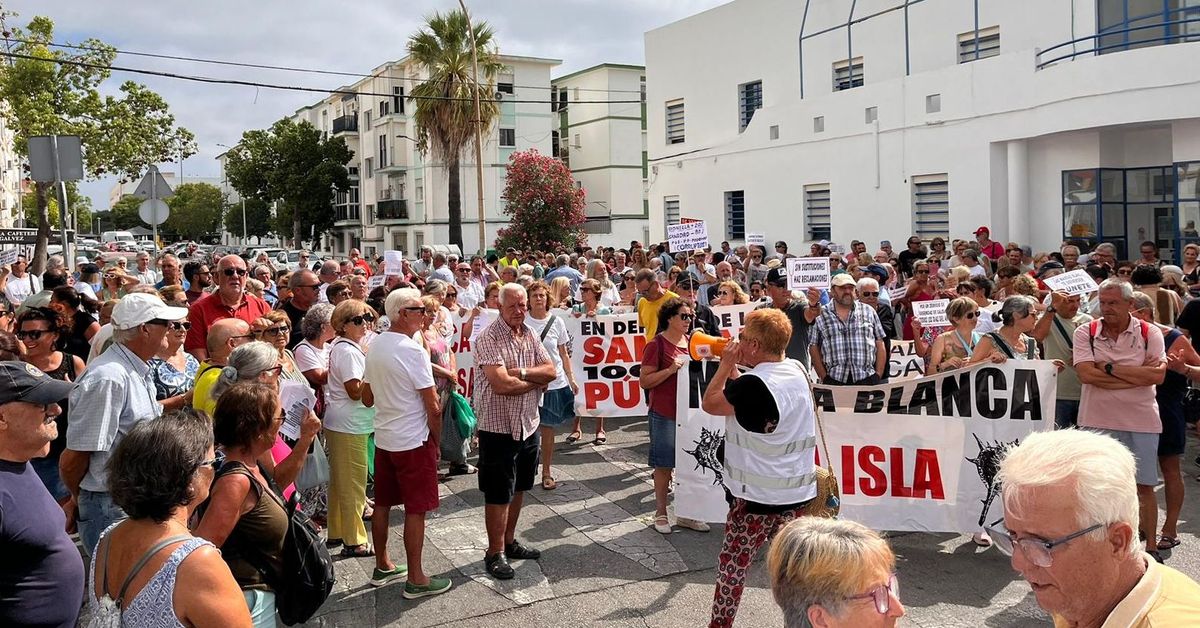 Multitudinaria protesta contra el cierre de las urgencias en el centro ...