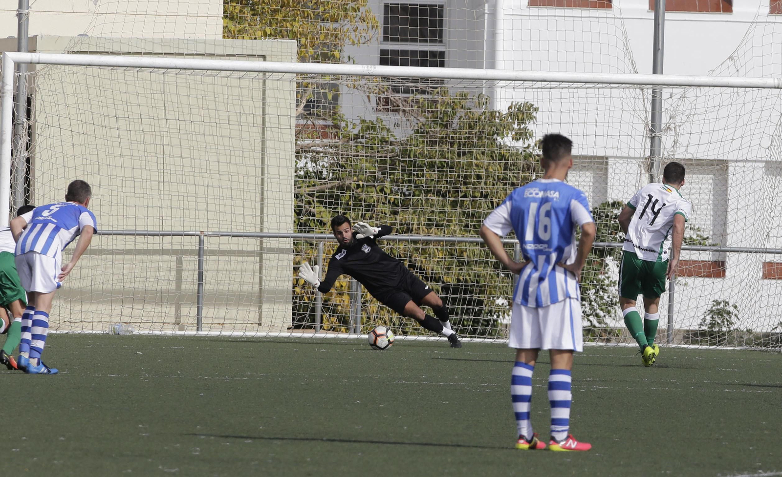 Fabio detiene un penalti en su etapa en el Jerez Industrial.