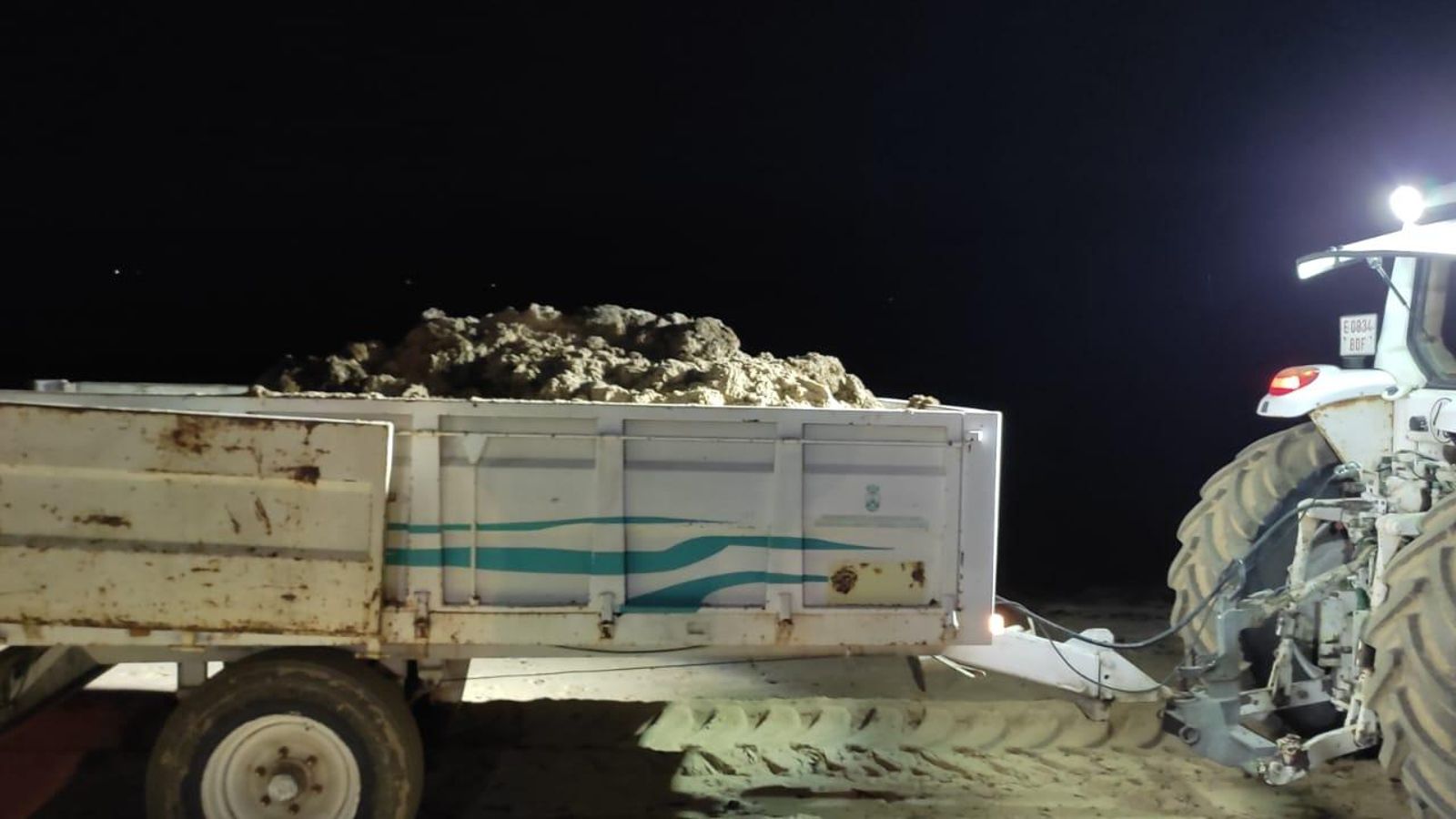 Las algas, en uno de los camiones del servicio de playas.