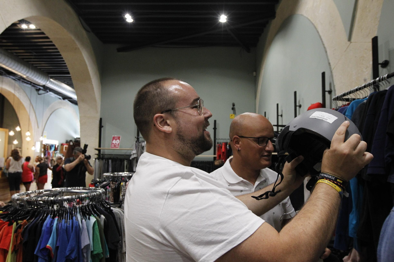 Fotogalería influencers en tienda Koopera Store Caritas Almería