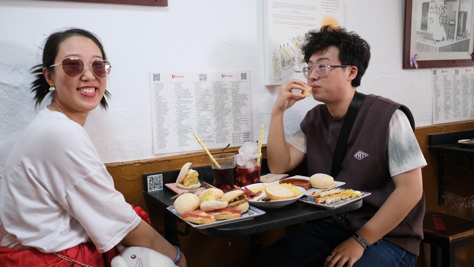 Clientes del bar Lechuguita con una amplia variedad de tapas.