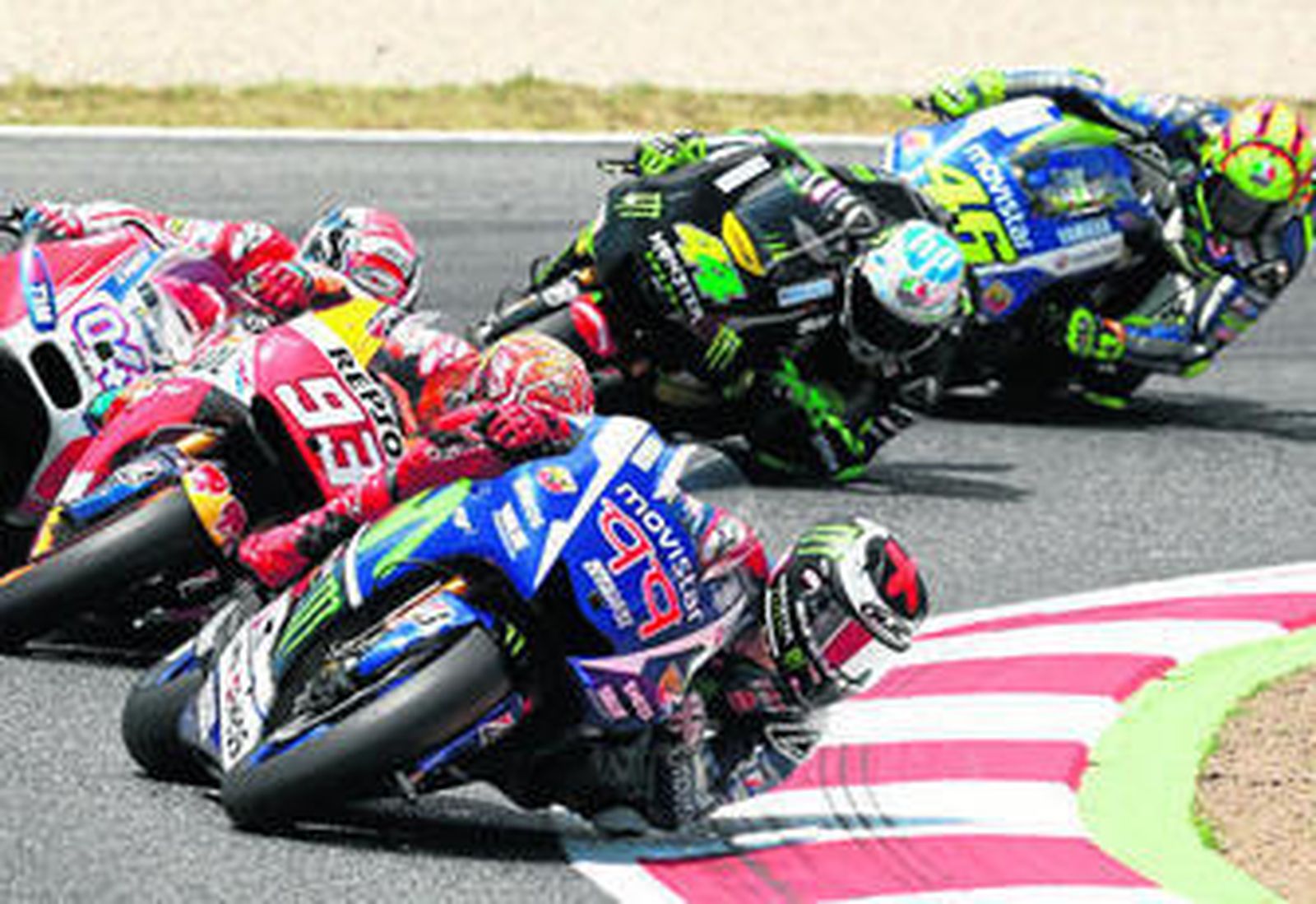 Lorenzo, instantes después de la salida, perseguido por Márquez, Dovizioso, Aleix Espargaró y Rossi.