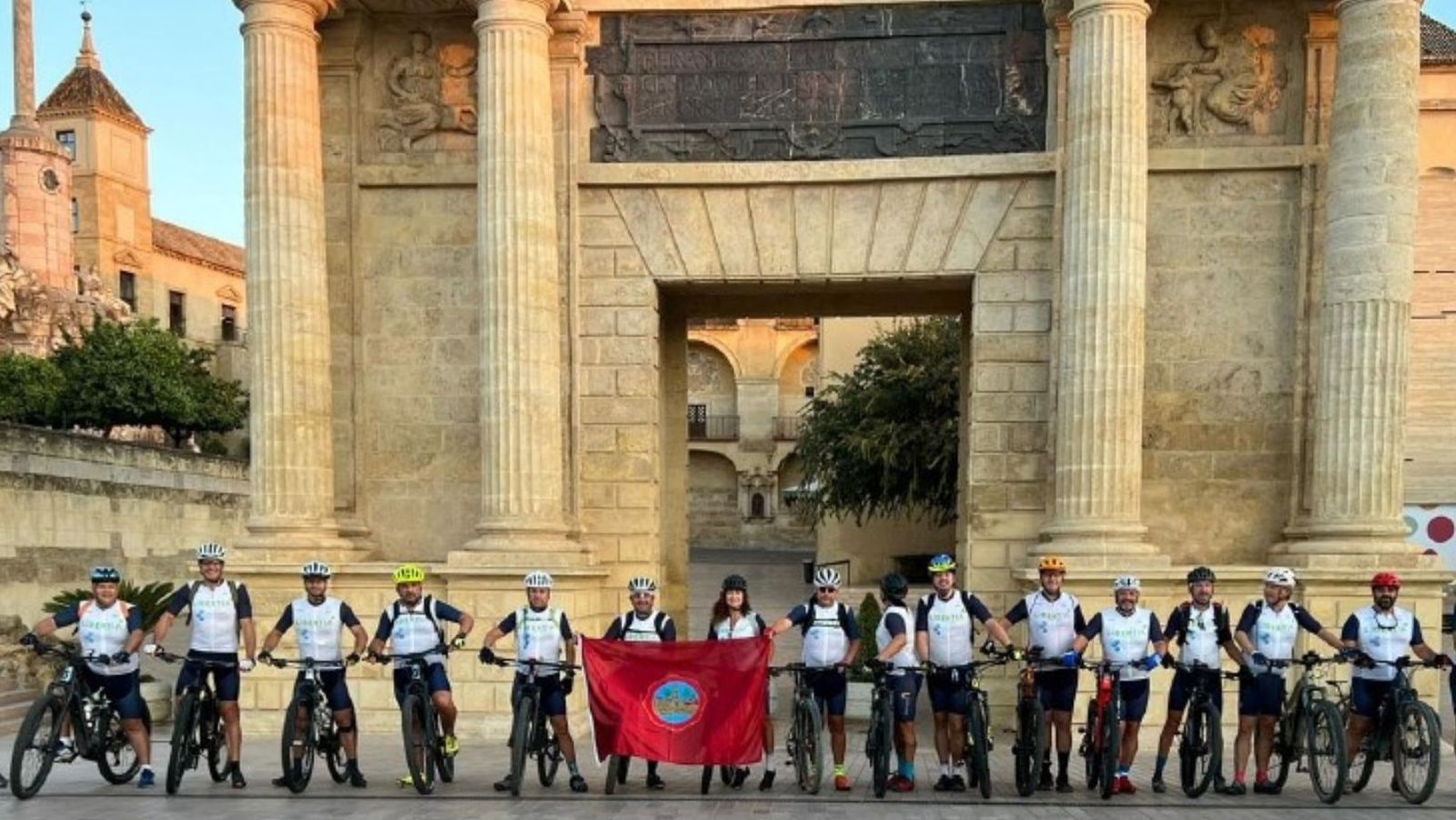 Los Bicigrinos en la Puerta del Puente de Córdoba