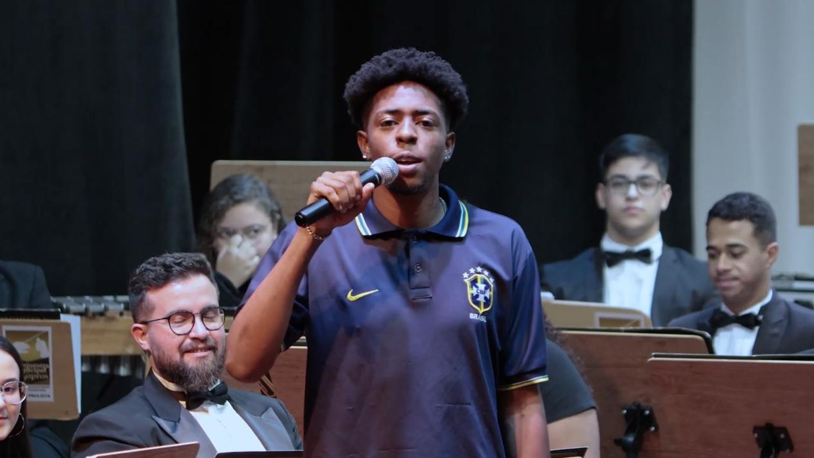 Un chico brasileño presentando la marcha