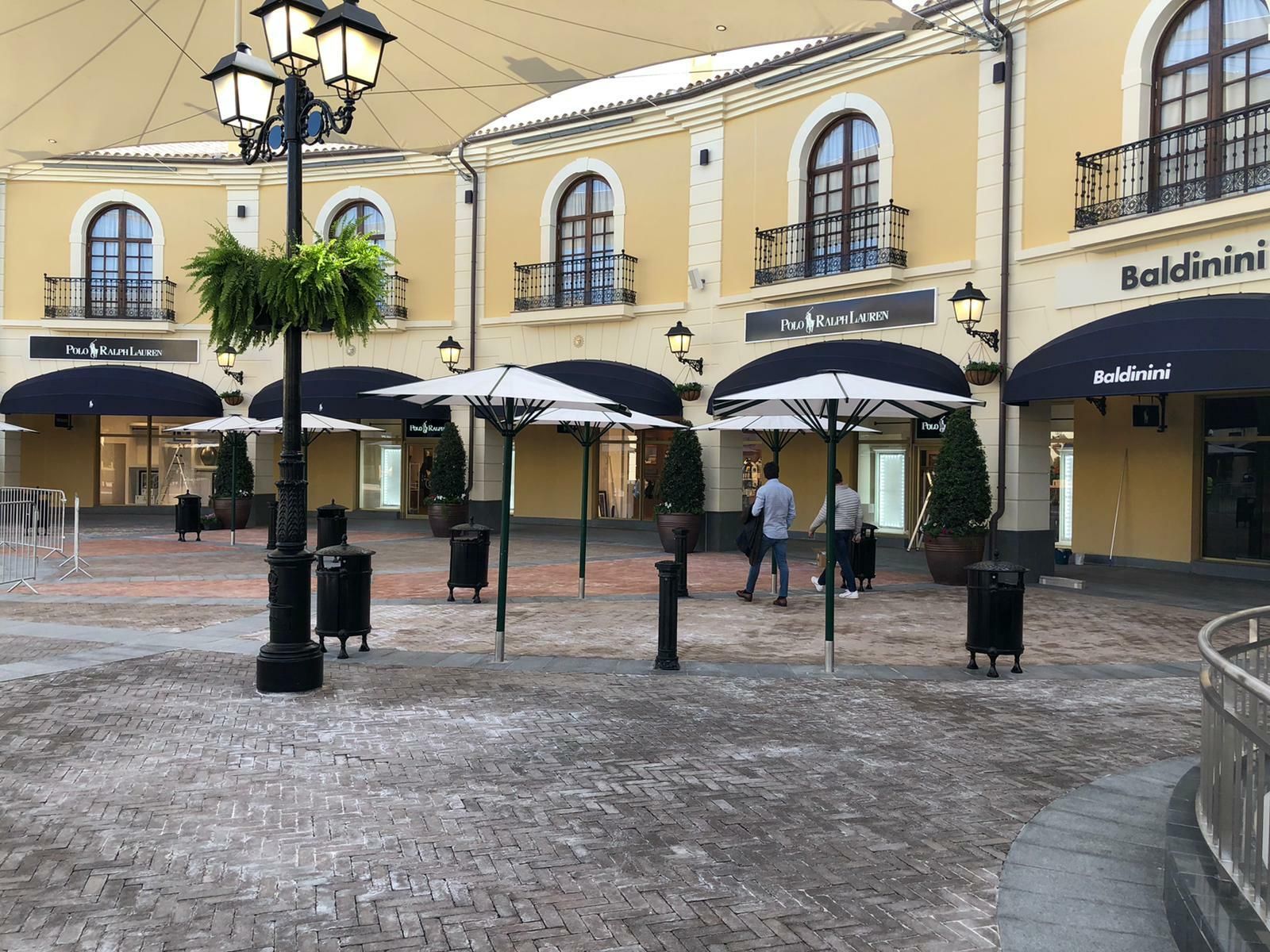 Fotos del 'outlet' del Plaza Mayor en Málaga