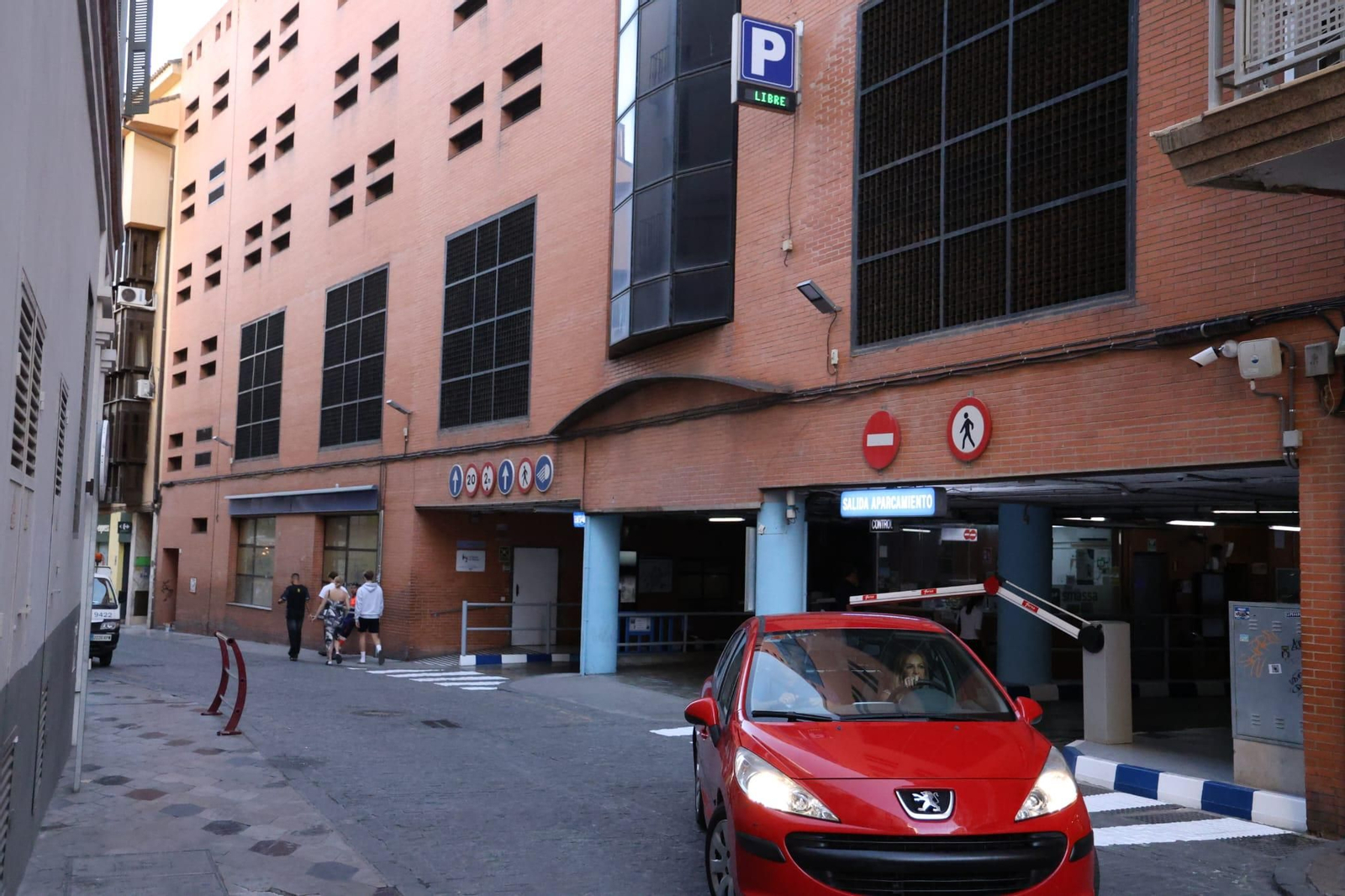 Un coche saliendo del aparcamiento Tejón y Rodríguez. Un coche saliendo del aparcamiento Tejón y Rodríguez.