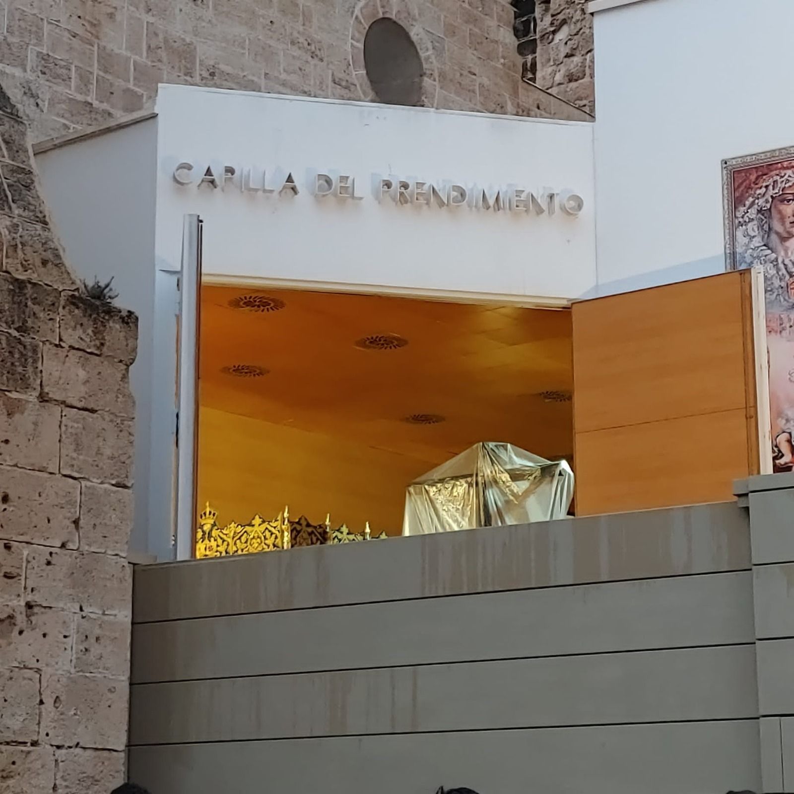 Imágenes protegidas con plásticos en la Capilla del Prendimiento de Almería.