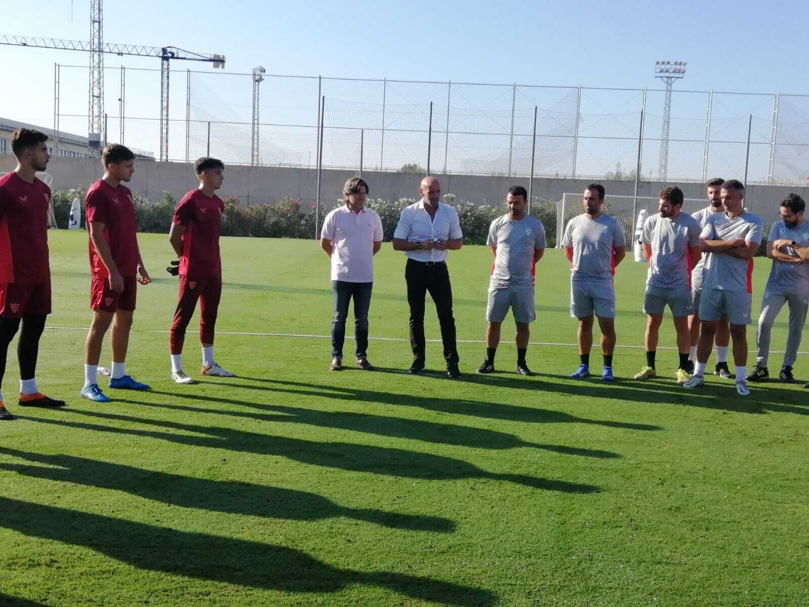 Monchi, en la charla a los jugadores del Sevilla Atlético de cara al derbi de filiales.