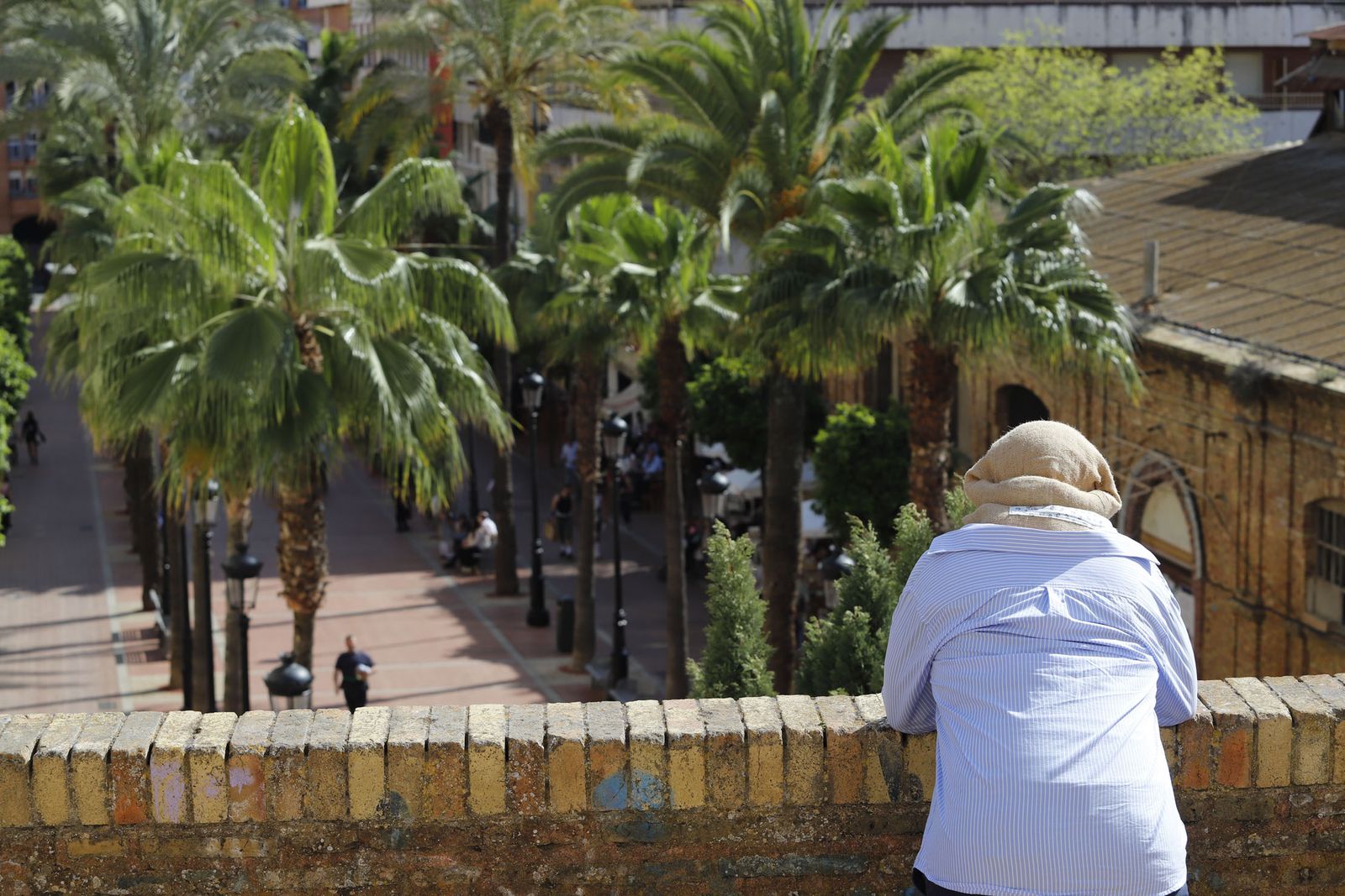 La Hermandad del Descendimiento en su recorrido por las calles de Huelva el Viernes Santo