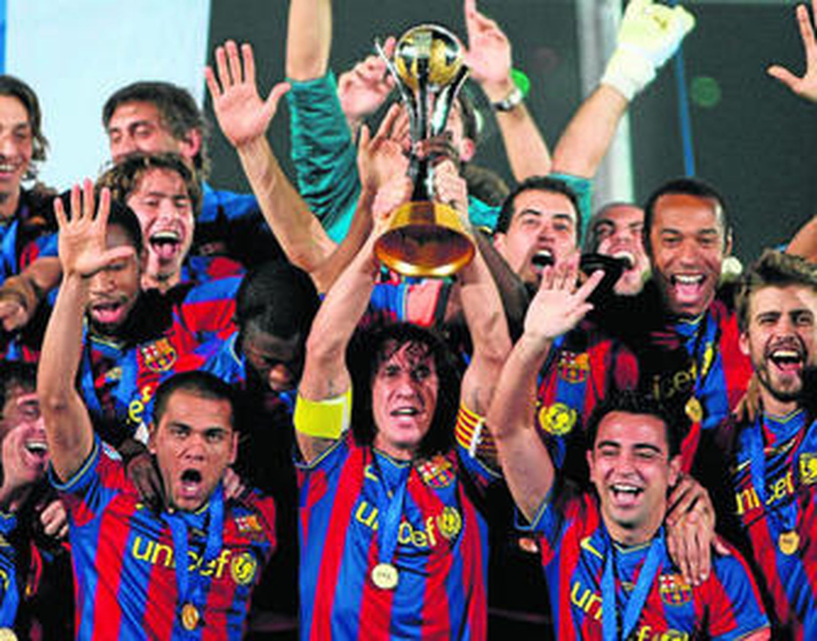 Puyol, capitán del FC Barcelona, levantó el sexto título conseguido por el club catalán este año, algo que no había logrado nadie hasta ayer.