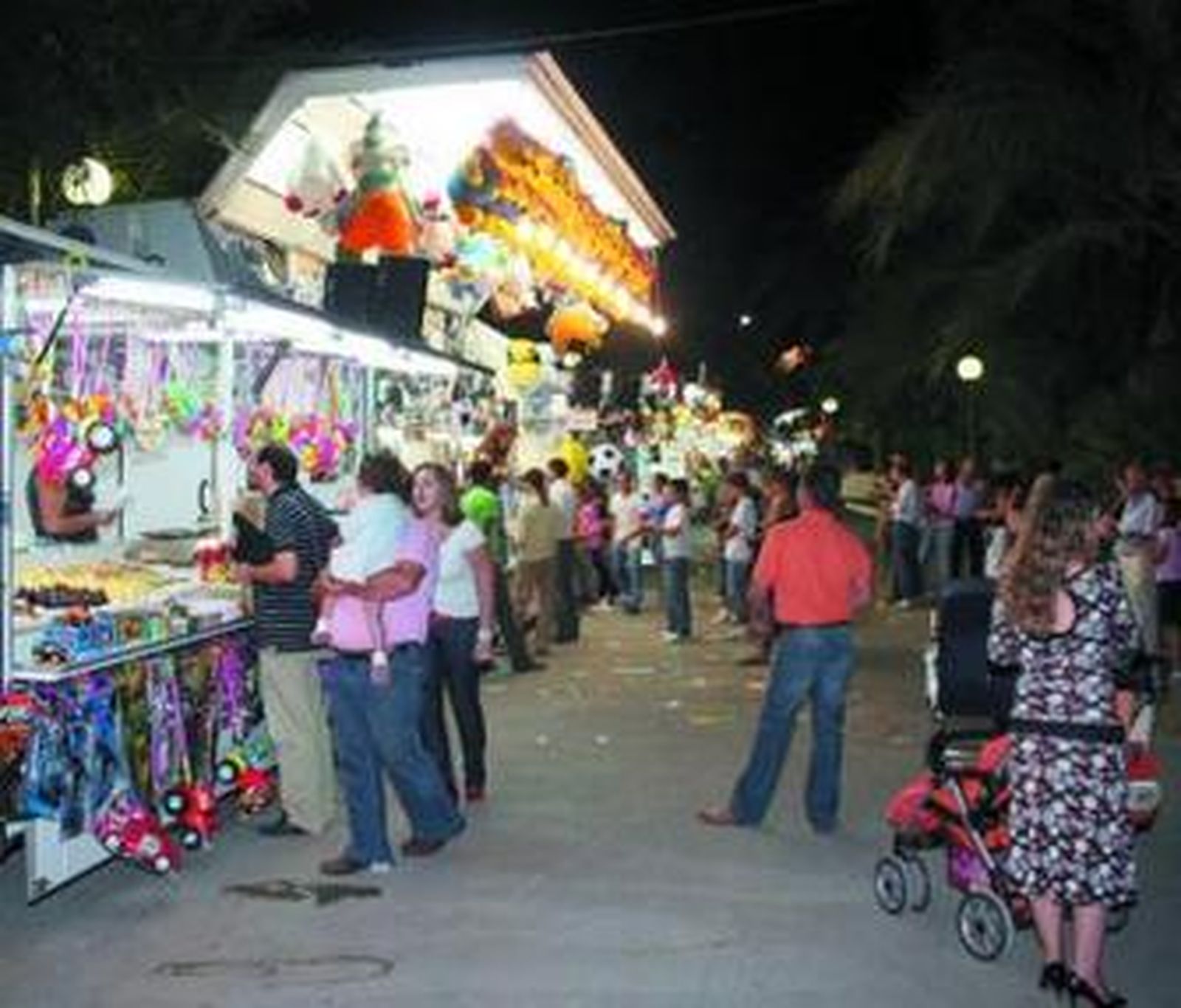 Los veratenses disfrutando en el Palmeral de sus fiestas.