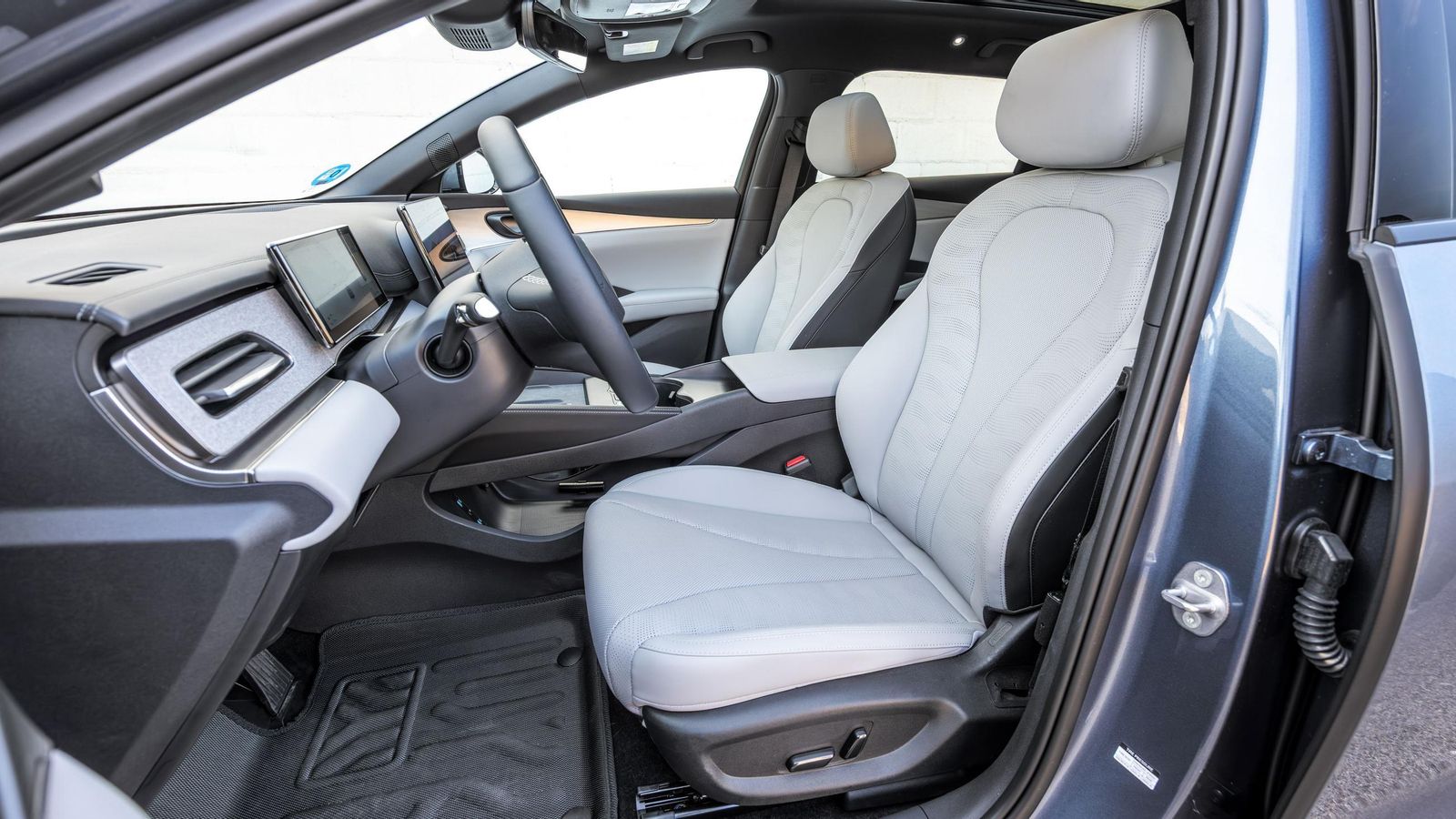 BYD está atinando con los asientos, que son cómodos no sólo por sus múltiples regulaciones eléctricas, también por dimensiones -que en este caso son muy amplias de banqueta- o mullidos. Además, conduciendo es posible ir muy cerca del suelo.