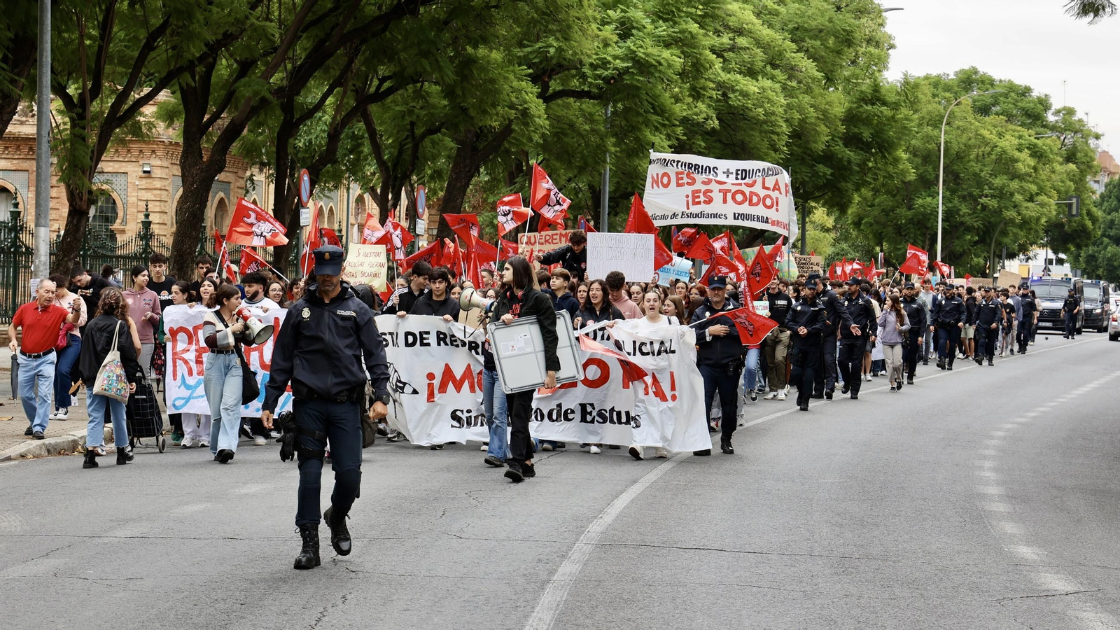 Estudiantes se manifiestan en Sevilla ante la incertidumbre de la nueva Selectividad Estudiantes se manifiestan en Sevilla ante la incertidumbre de la nueva Selectividad