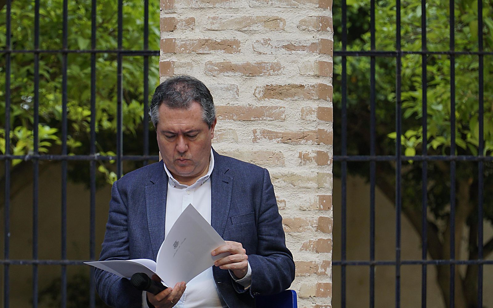 El alcalde de Sevilla, Juan Espadas, revisa unos documentos.